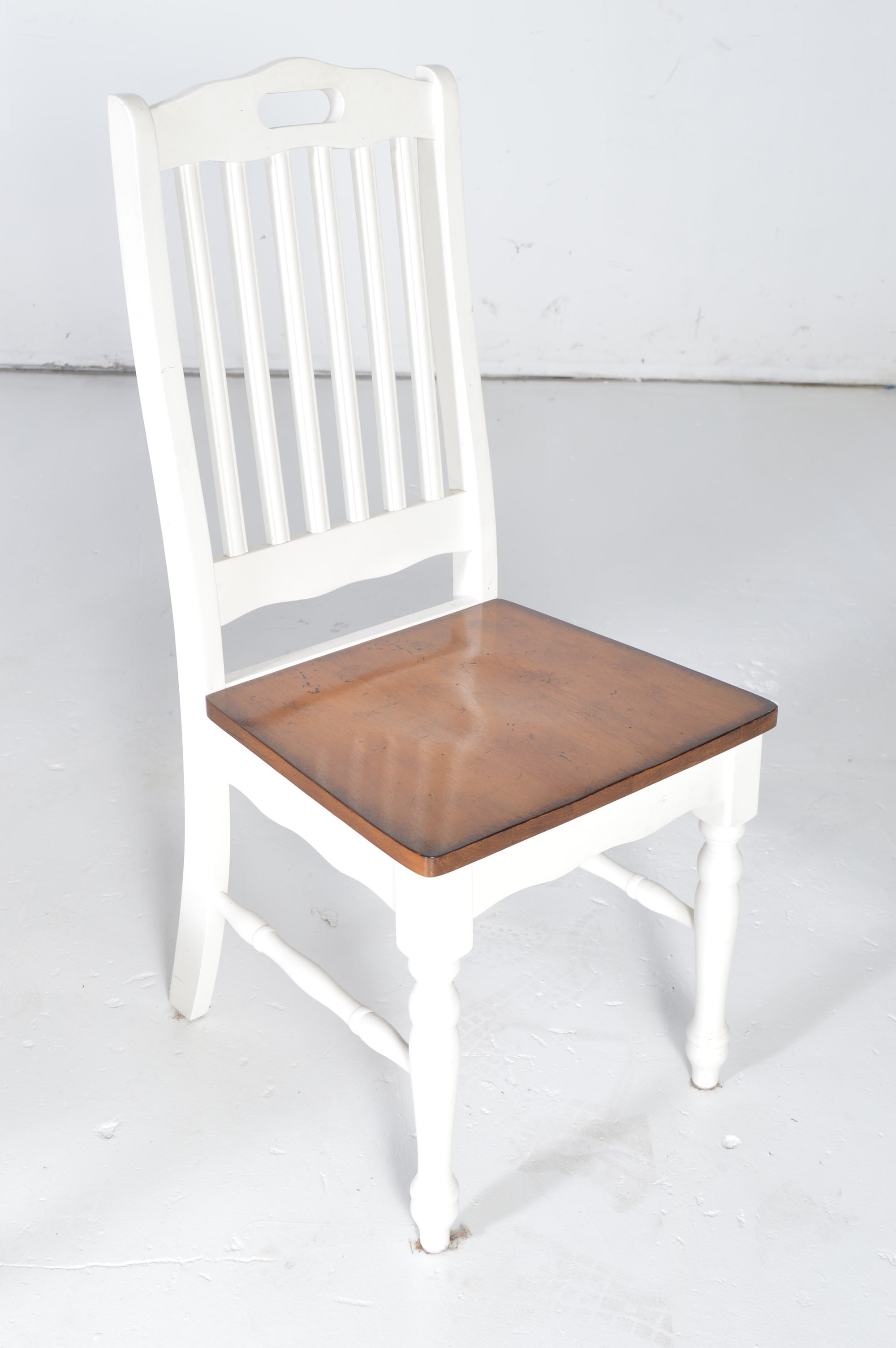 White Farmhouse Style Dining Table and Chairs | EBTH