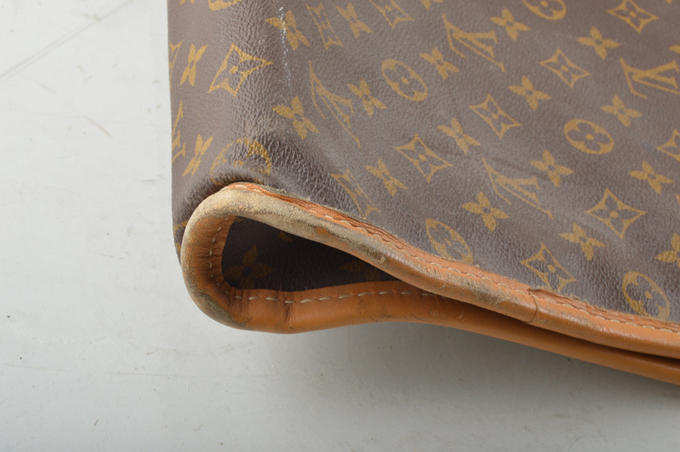High-dollar handbag heist at Saks Fifth Avenue in Birmingham leads to  nearly $40k in missing Louis Vuitton 