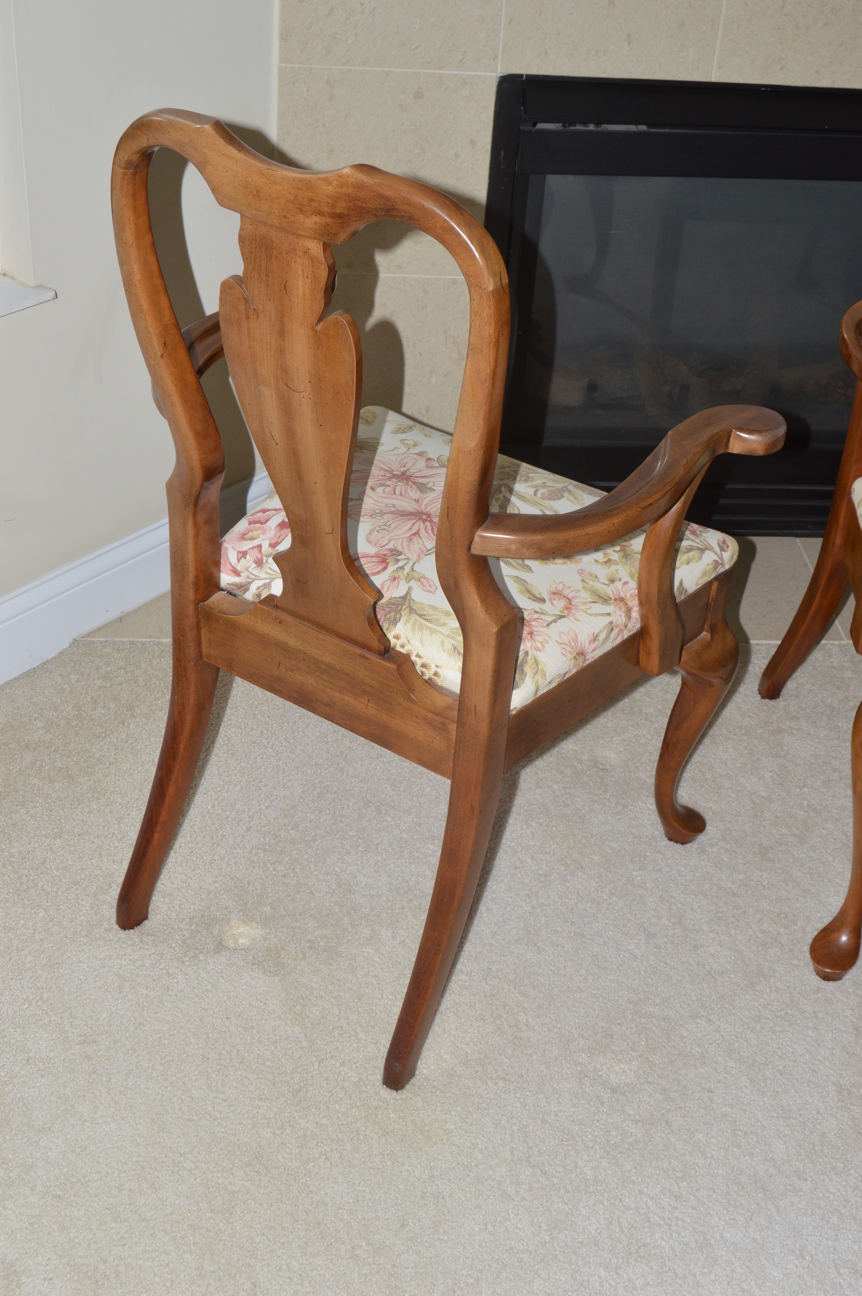 Queen Anne Style Dining Table and Chairs by Cresent Furniture EBTH