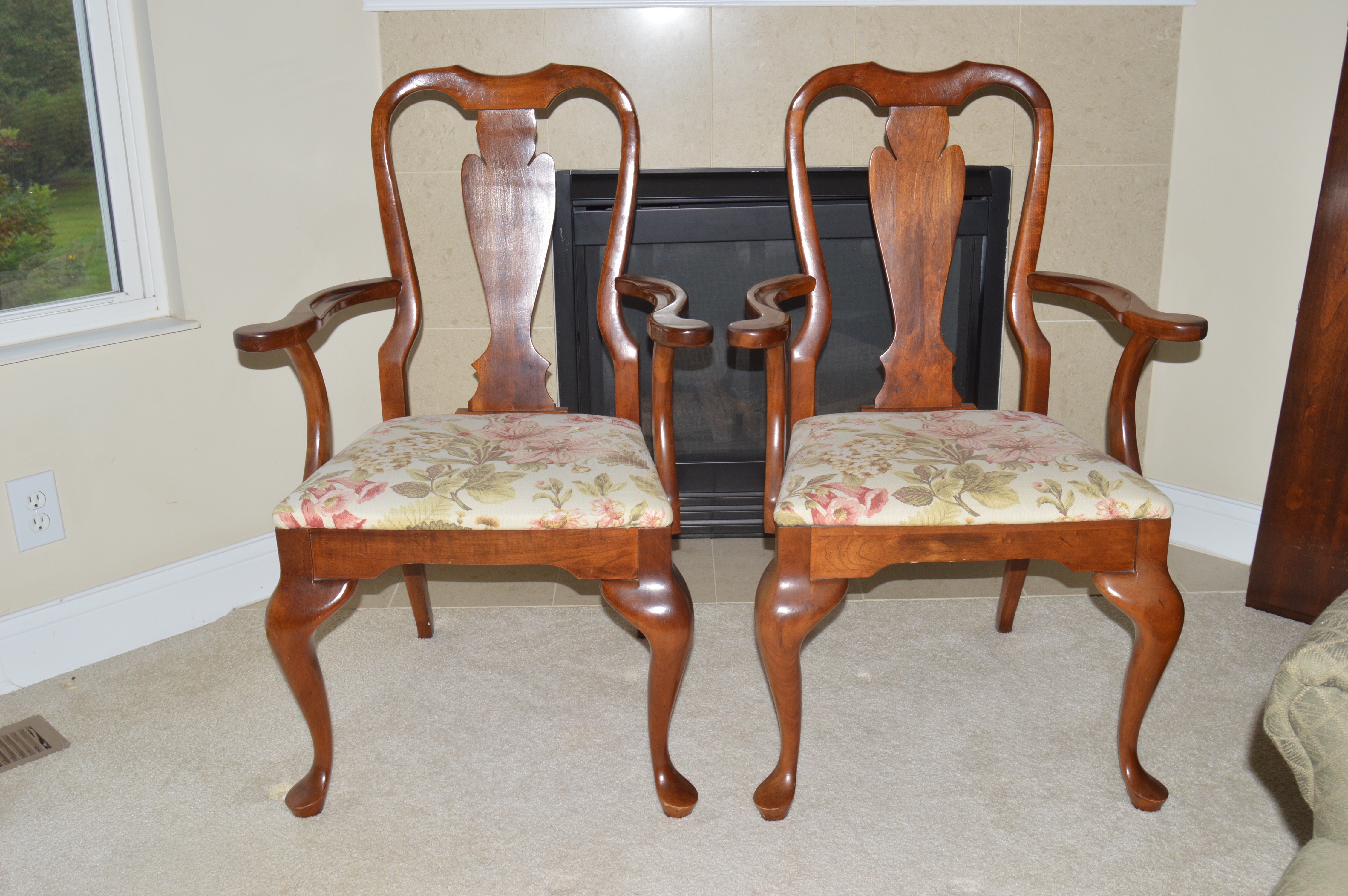 Queen Anne Style Dining Table and Chairs by Cresent Furniture EBTH