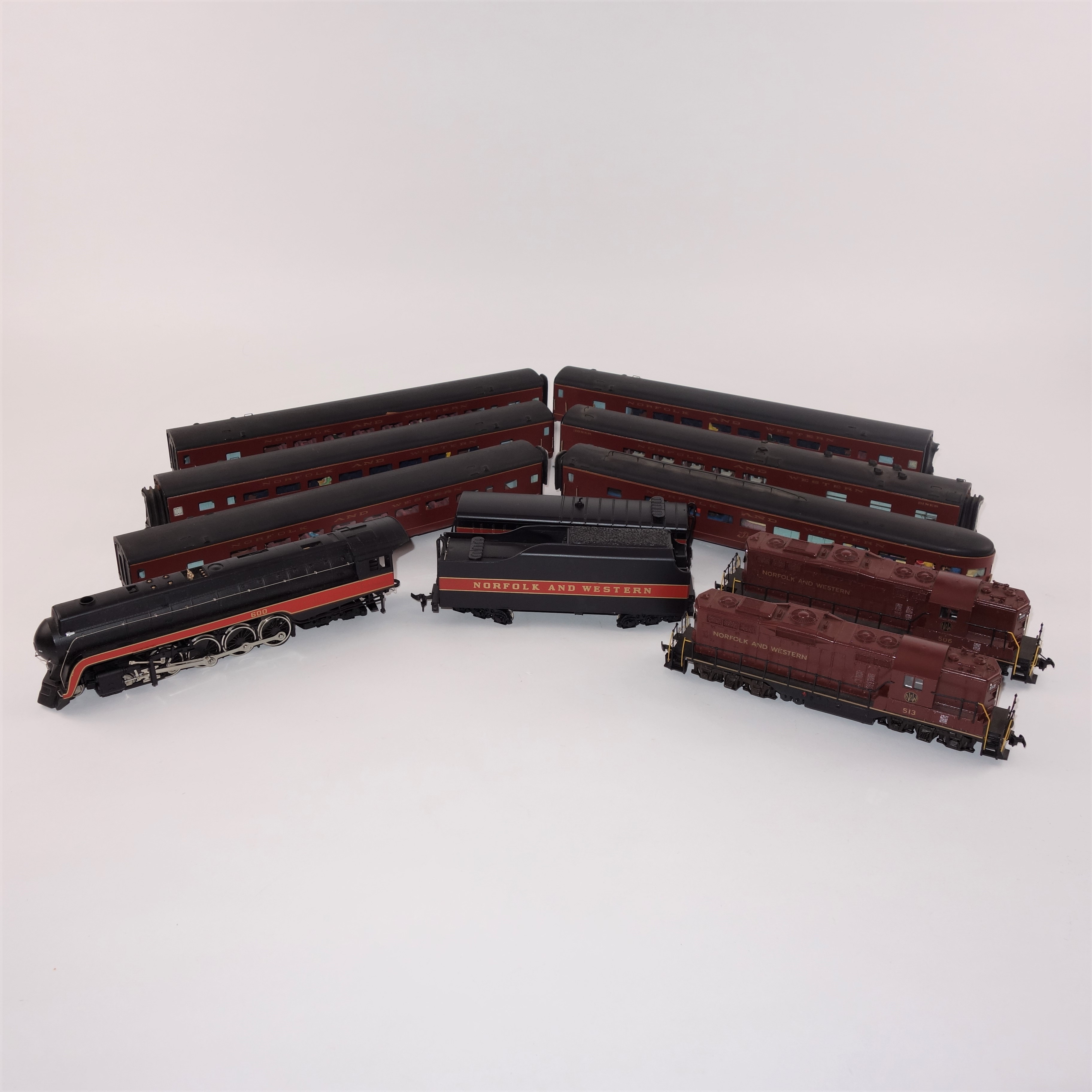 Collection of "Norfolk and Western" Train Cars : EBTH