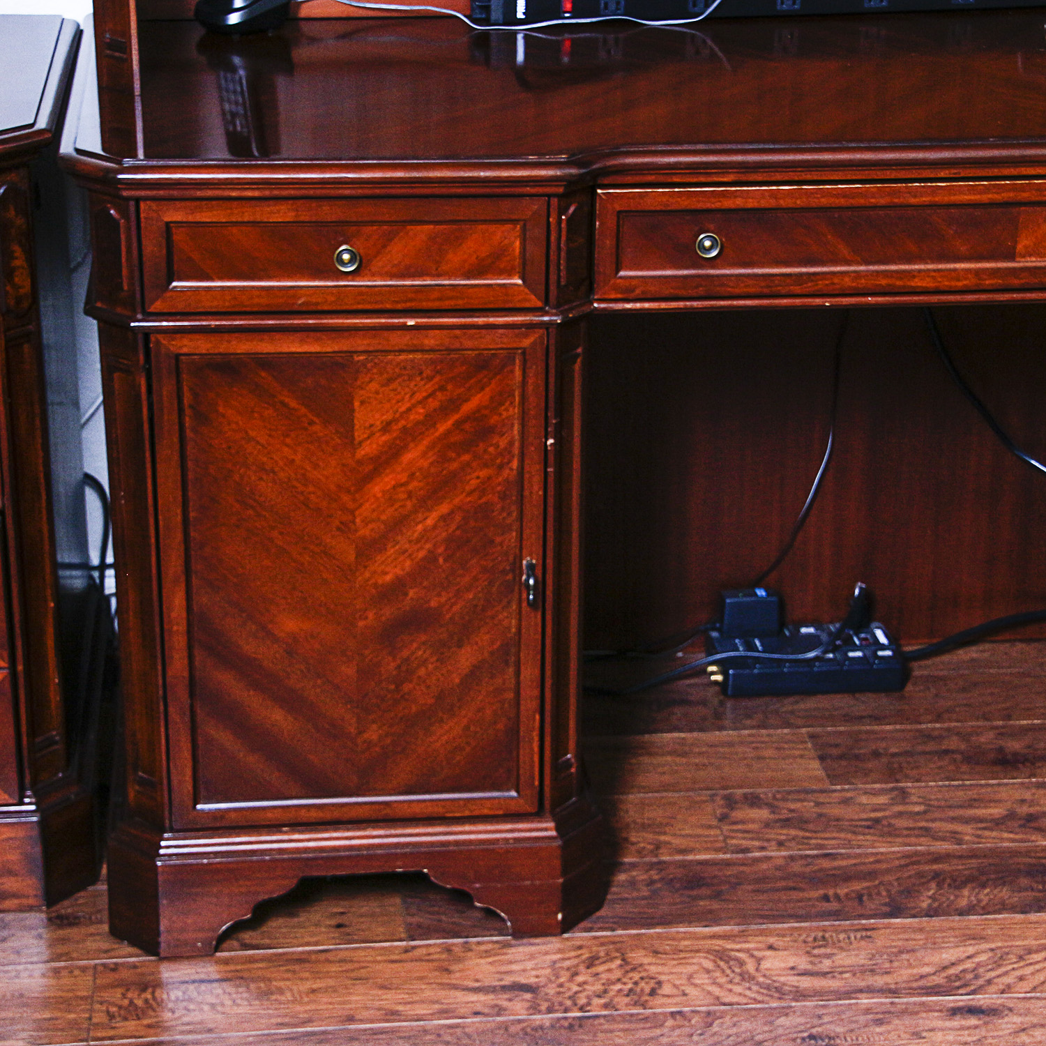 Shenandoah Valley LShaped Mahogany Desk with Hutch EBTH