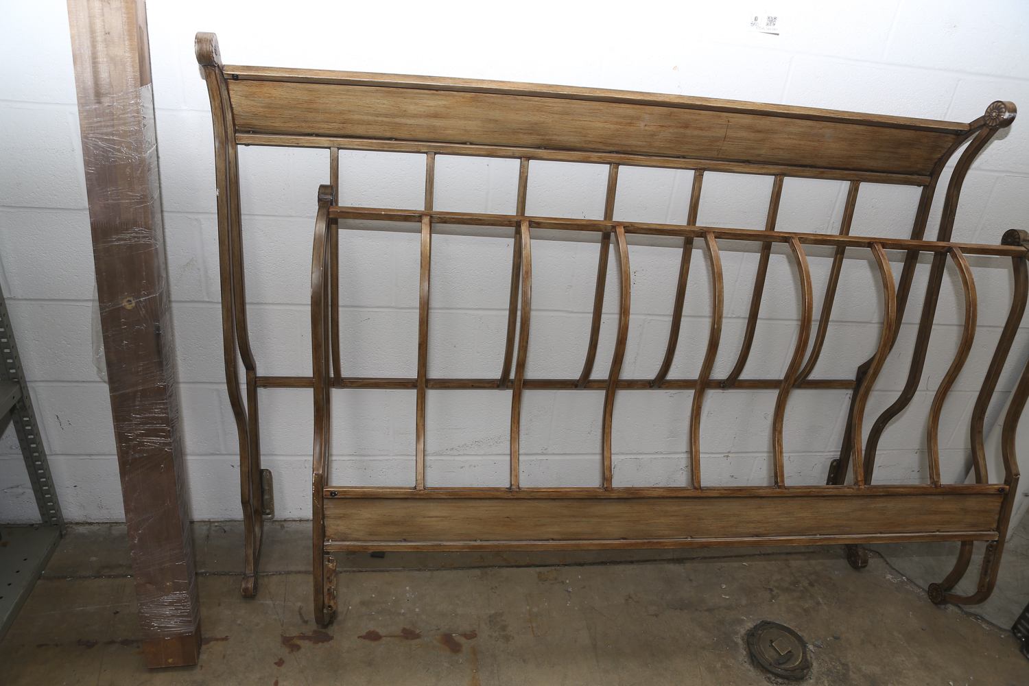 Glazed Finished Metal Sleigh Bed in Queen Size EBTH