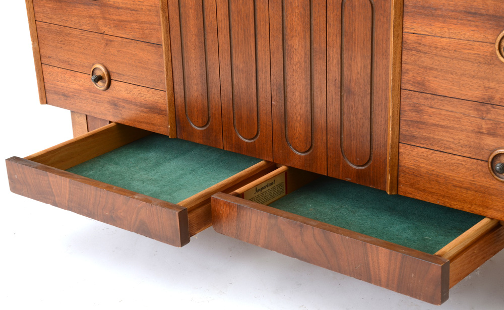 Mid Century Modern Lane "Sweetheart" Cedar Chest EBTH