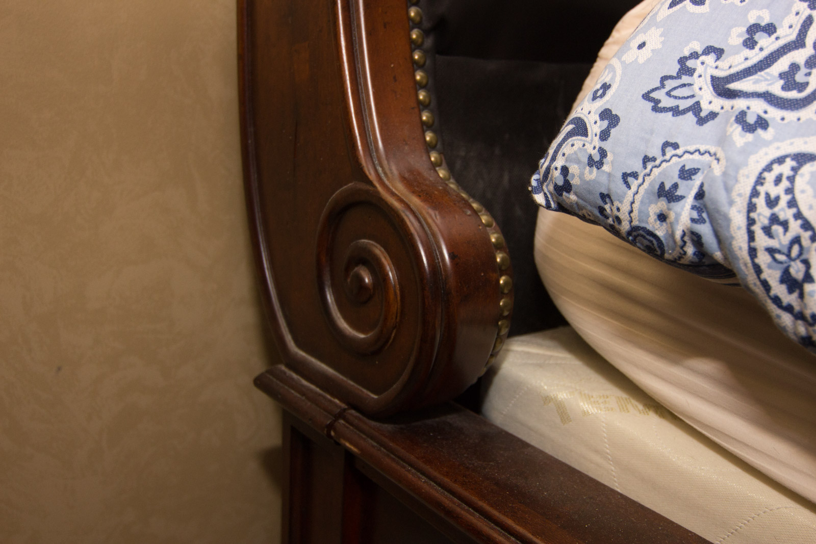 KingSize Tufted Leather Sleigh Bed Frame EBTH