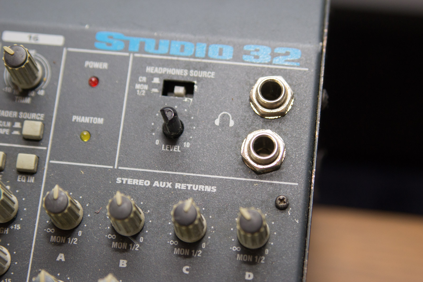 Alesis Studio 32 Mixing Board EBTH