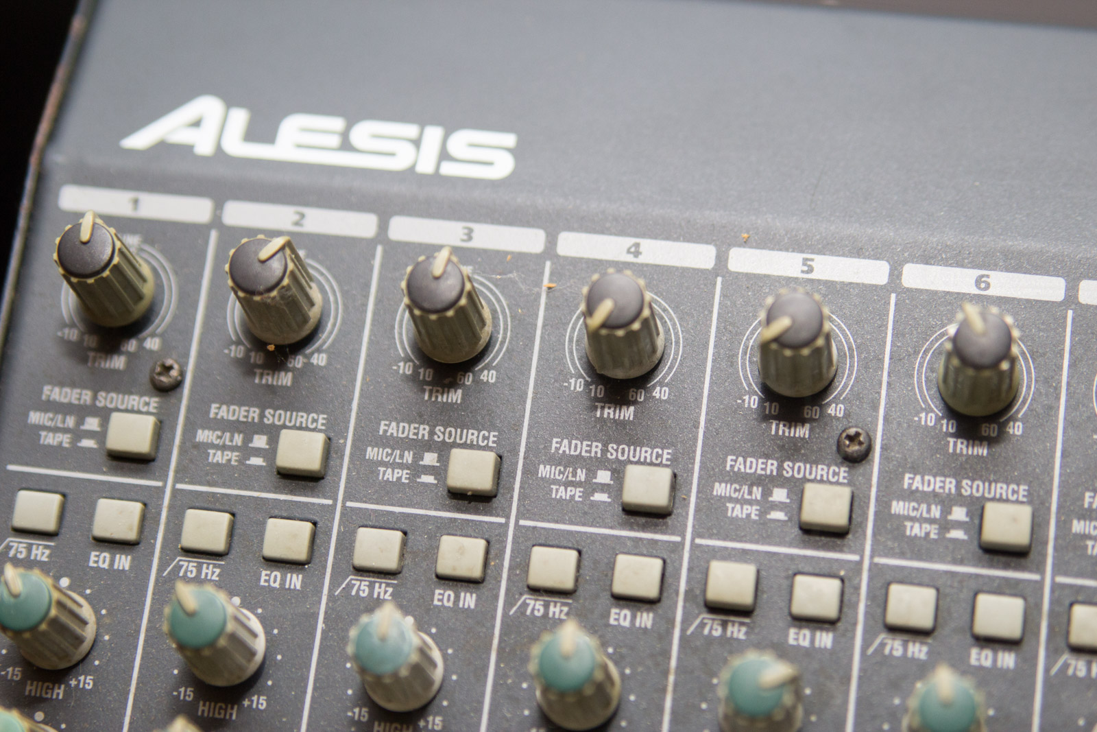 Alesis Studio 32 Mixing Board EBTH