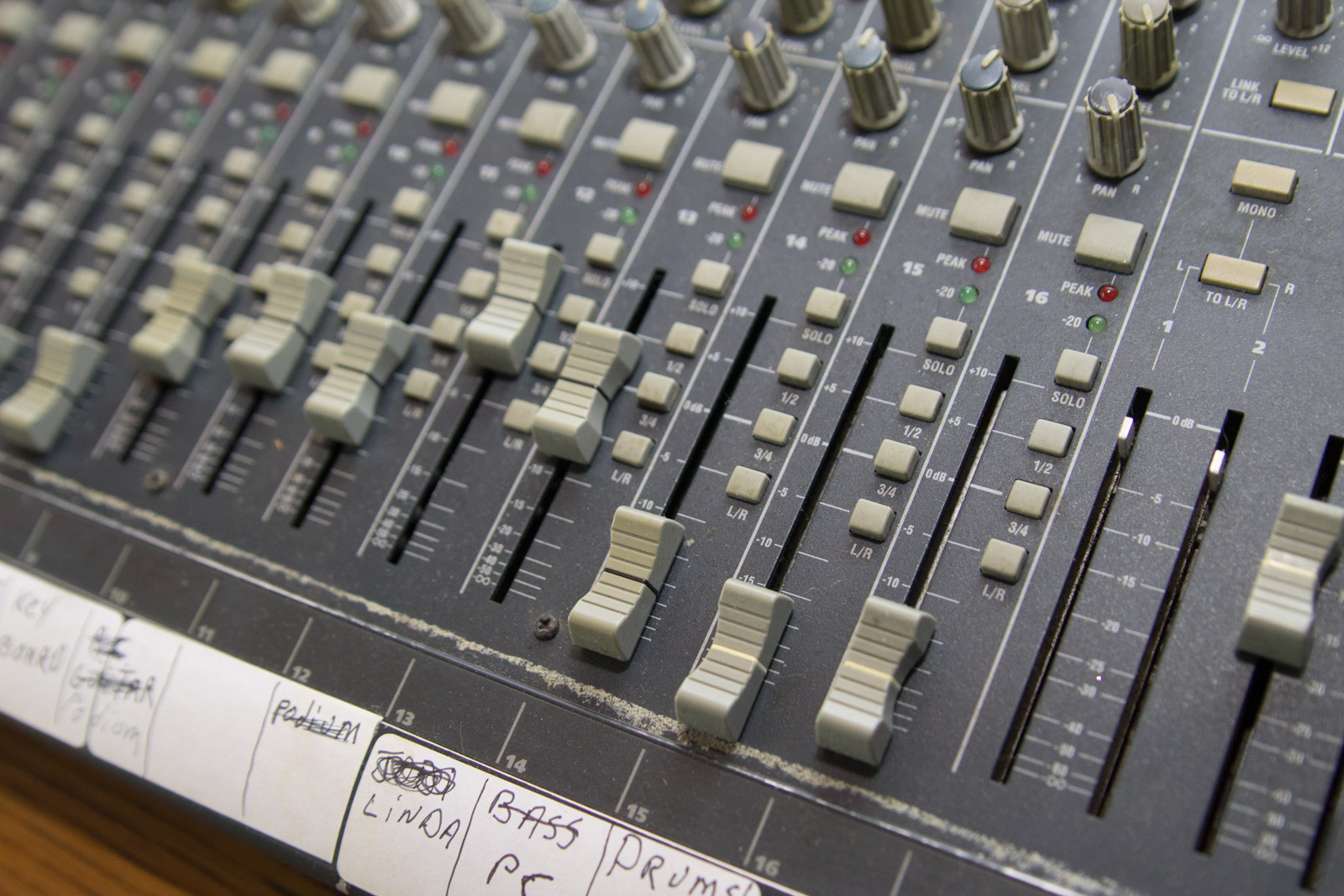 Alesis Studio 32 Mixing Board EBTH