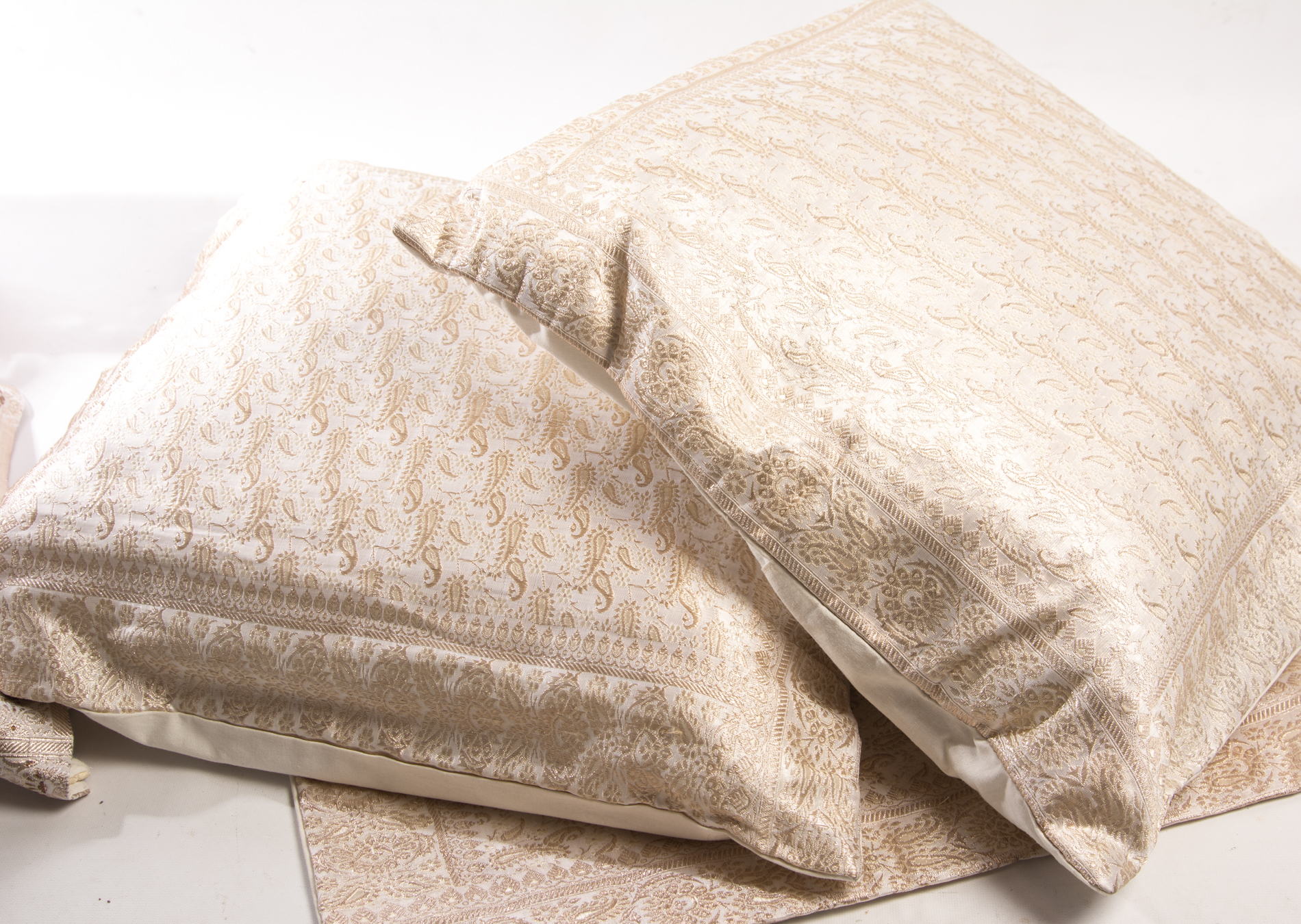 Elegant Golden Pillow Collection EBTH