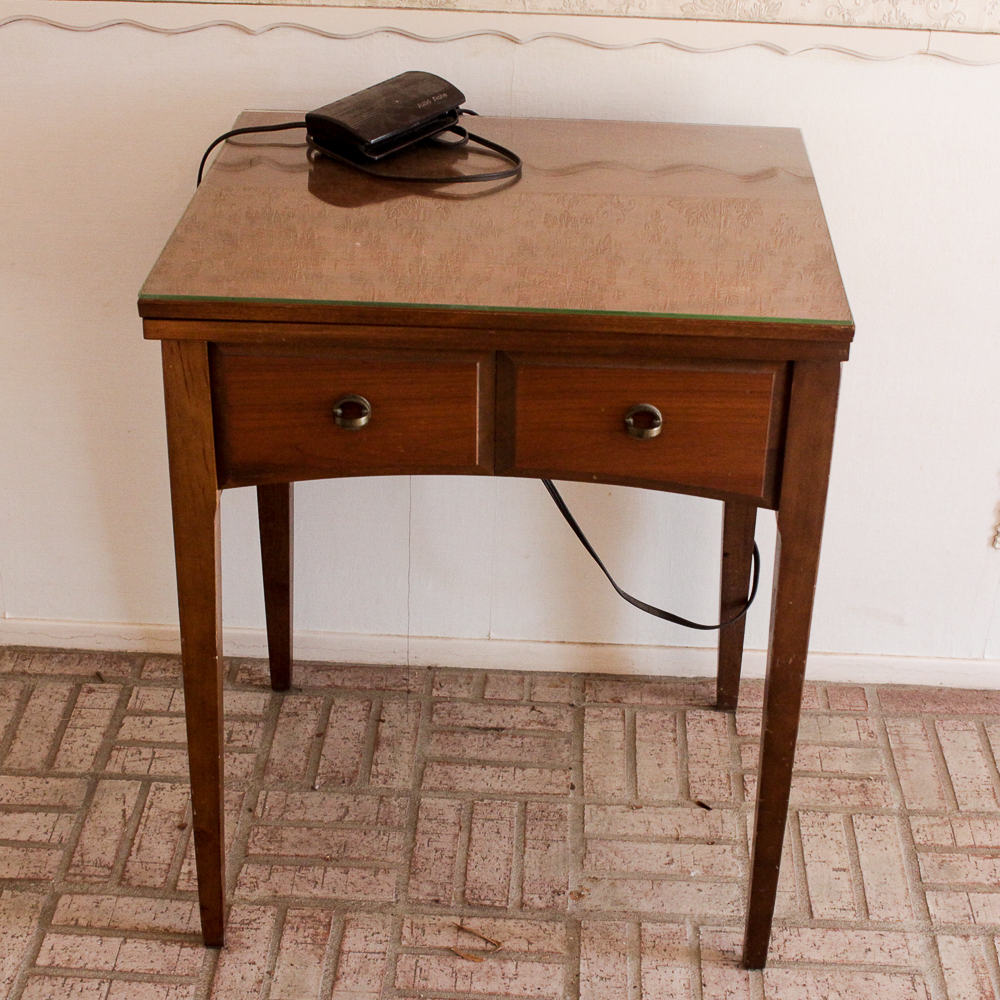 Vintage Singer Sewing Machine In Table | EBTH