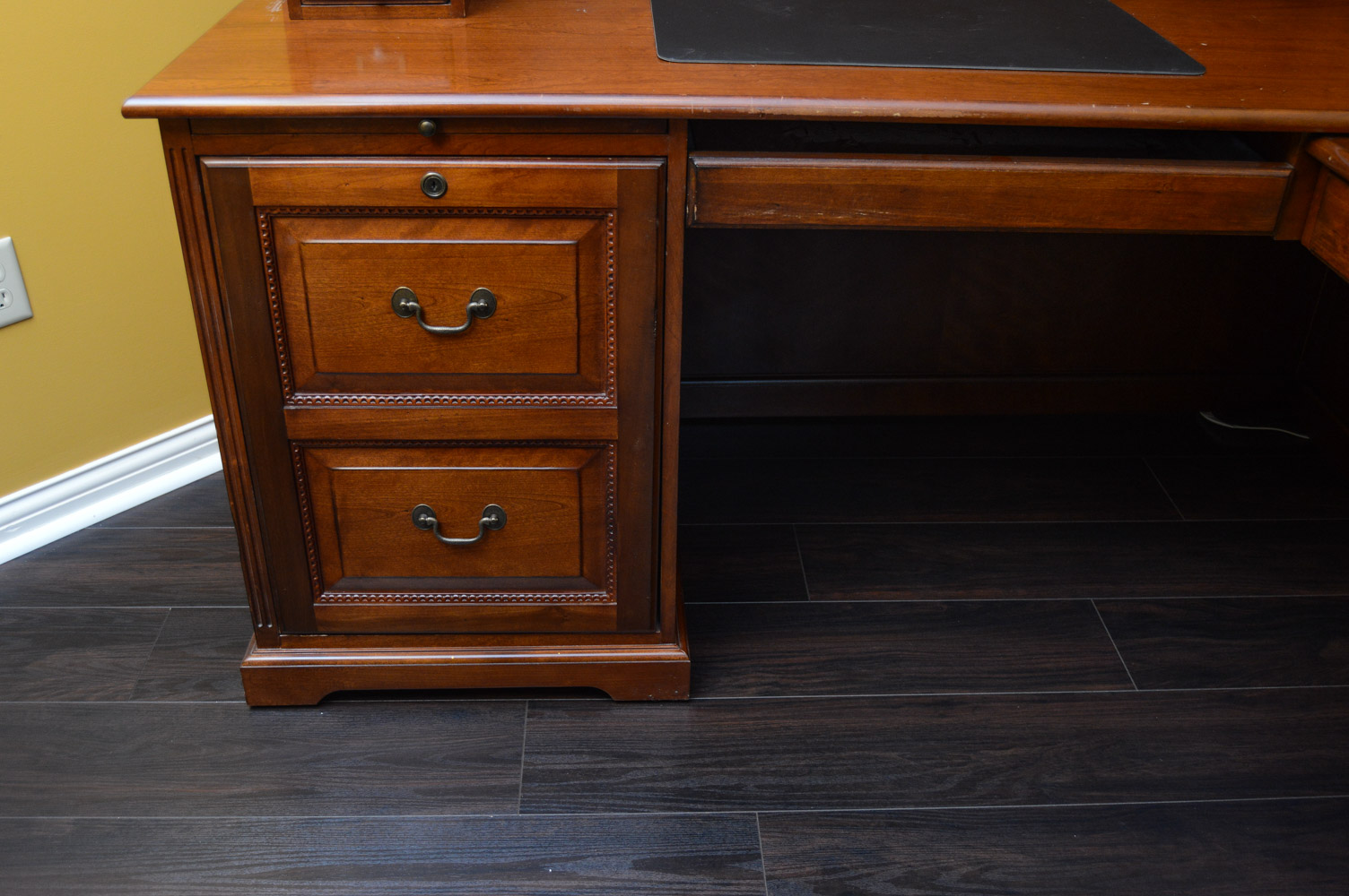 Riverside Furniture "Meridian" Home Collection Workstation with Hutch