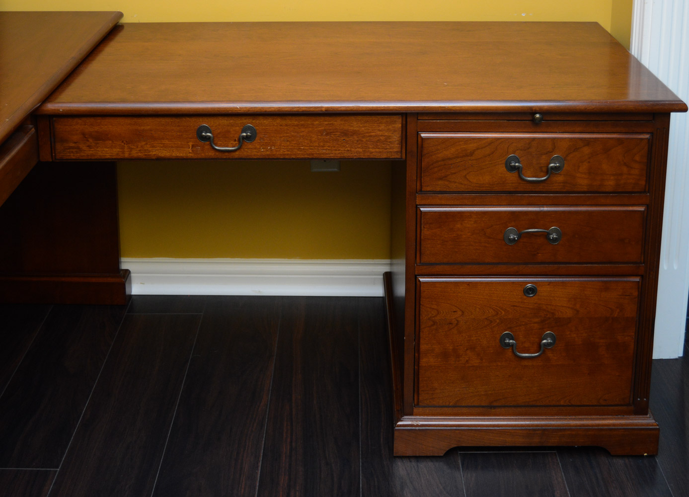 Riverside Furniture "Meridian" Home Collection Workstation with Hutch and Chair EBTH