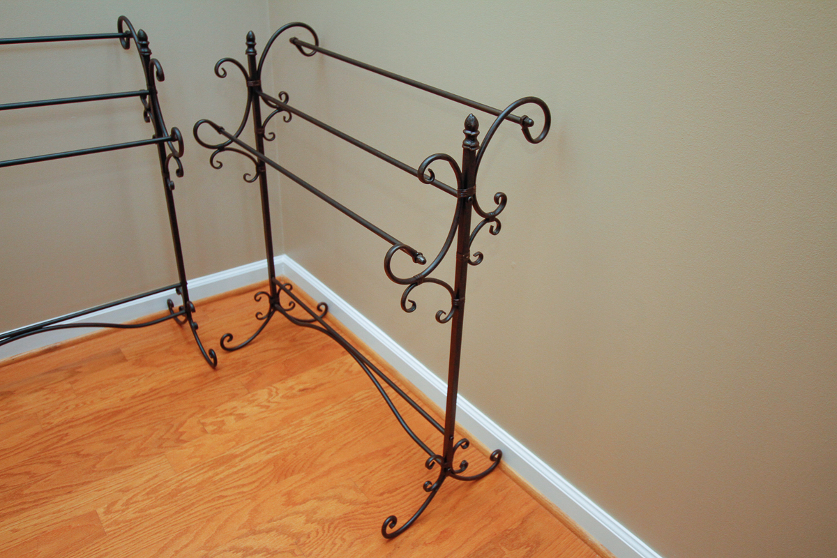 Pair of Metal Quilt Racks EBTH