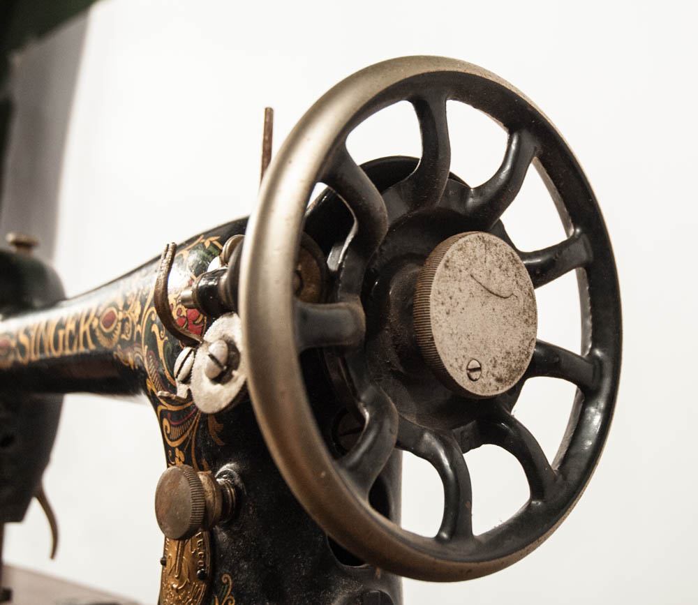 Antique Singer Treadle Sewing Machine in Oak Veneer EBTH