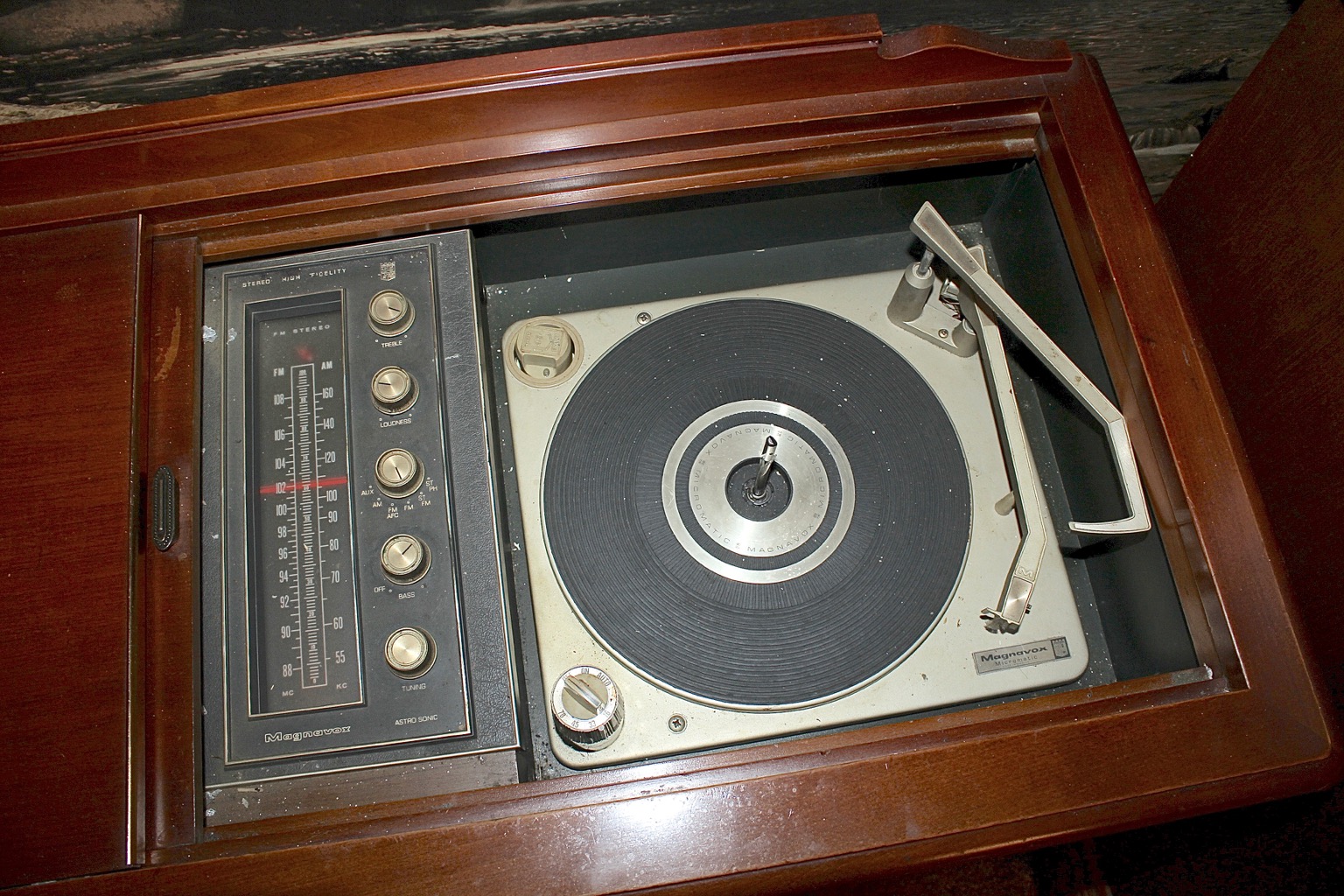 Magnavox Micromatic HIFI Stereo Turntable/Radio EBTH