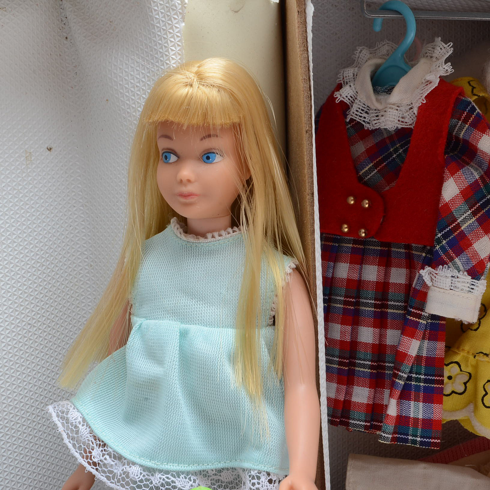 Vintage 1960s Barbie Skipper Case with Dolls | EBTH