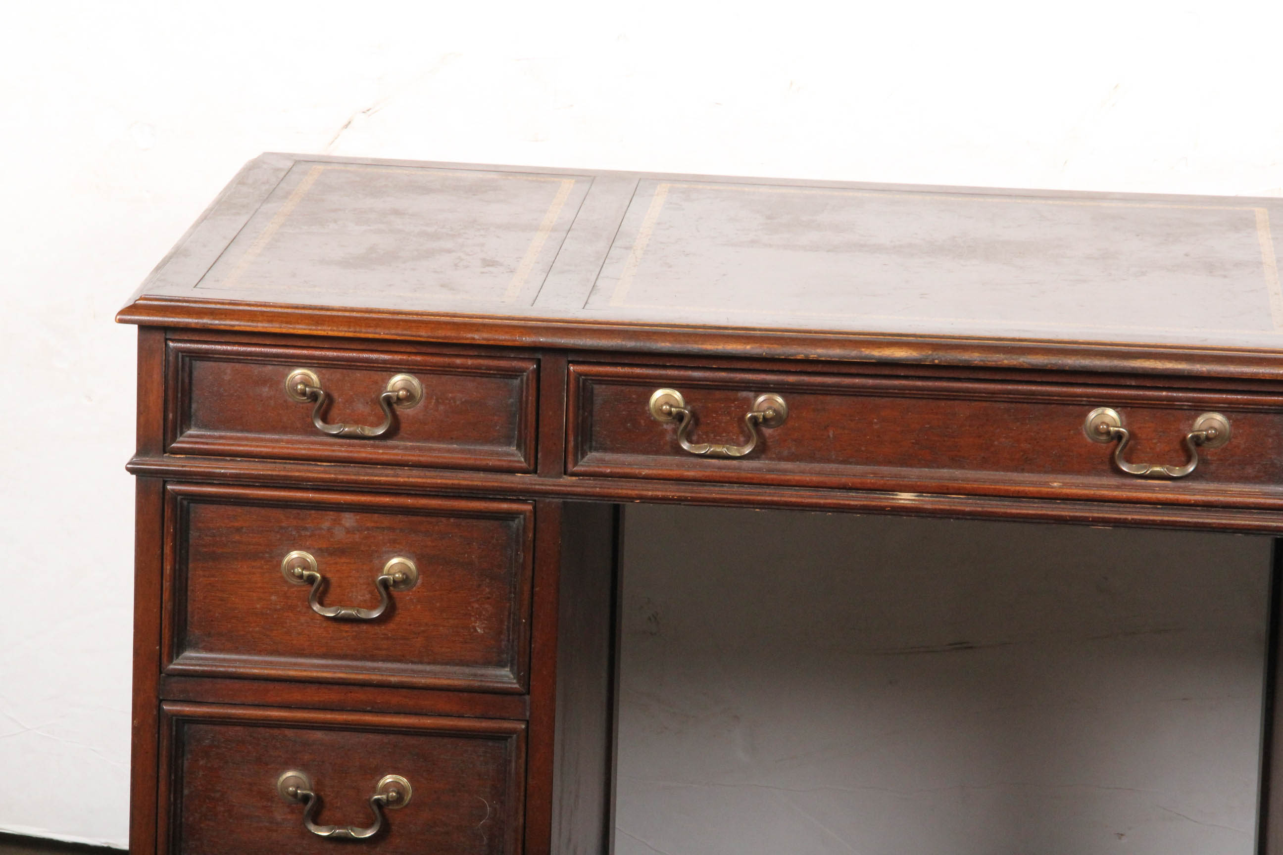 Sligh Furniture Vintage Mahogany Kneehole Desk EBTH