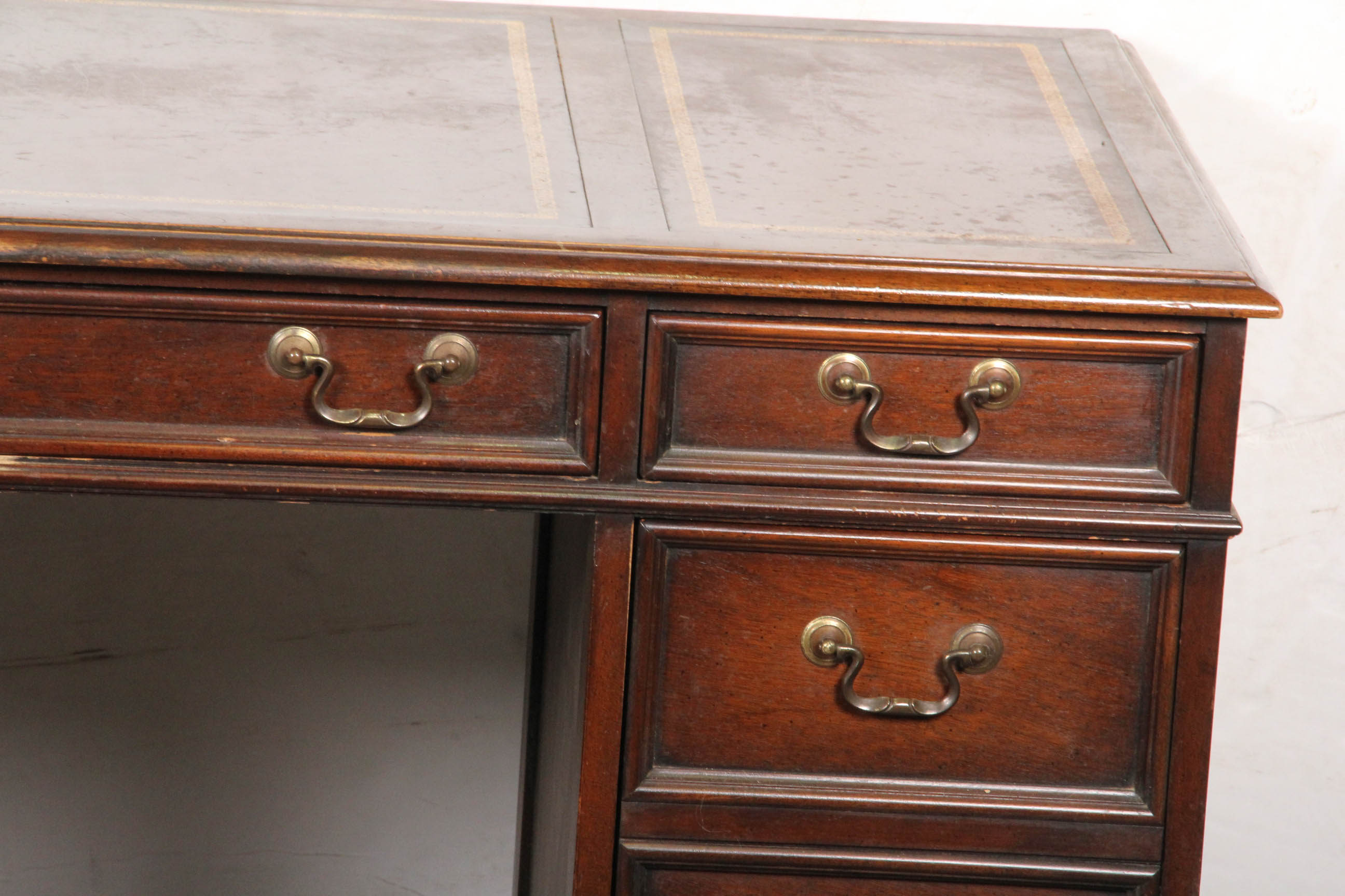 Sligh Furniture Vintage Mahogany Kneehole Desk EBTH