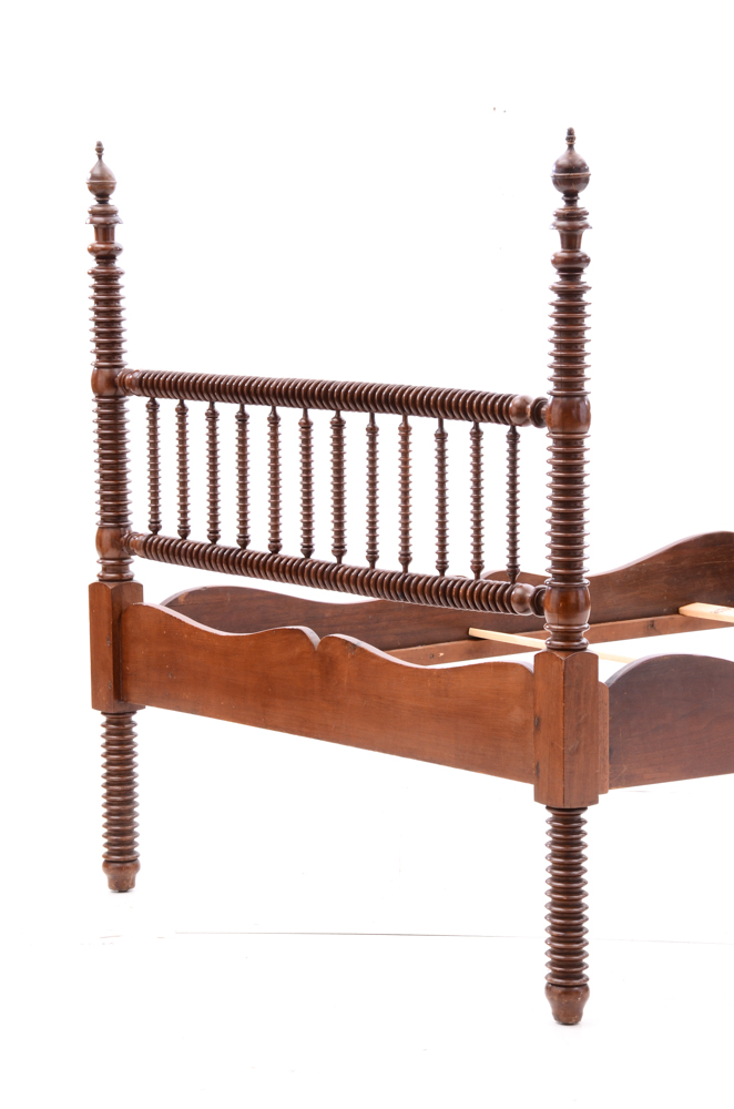 Vintage Queen Bed Frame with Ribbed Turnings EBTH