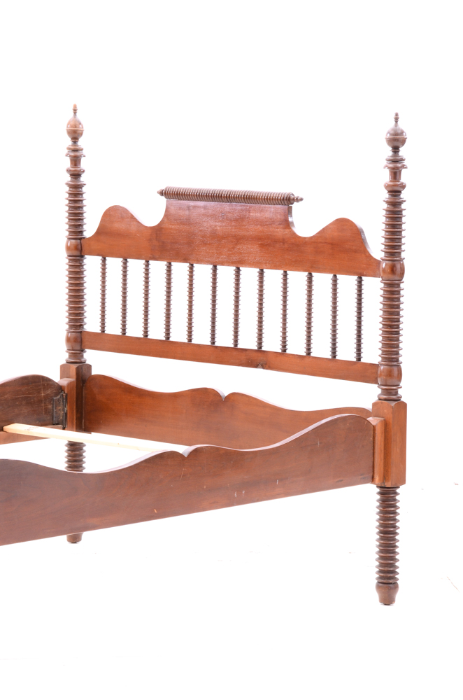 Vintage Queen Bed Frame with Ribbed Turnings EBTH