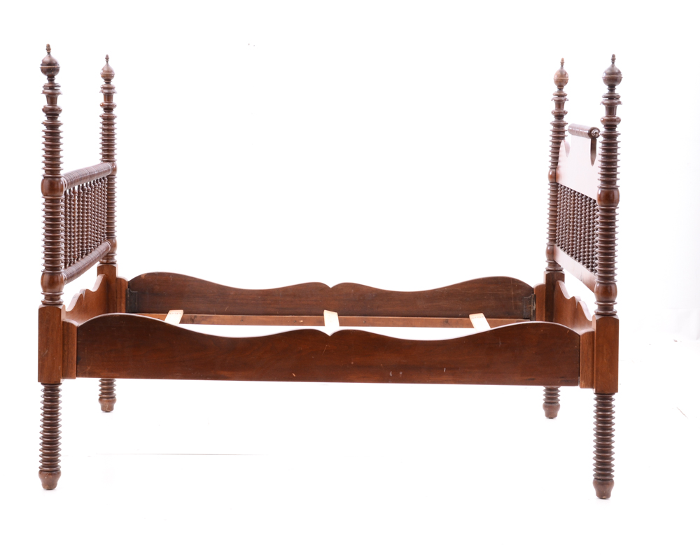 Vintage Queen Bed Frame with Ribbed Turnings EBTH