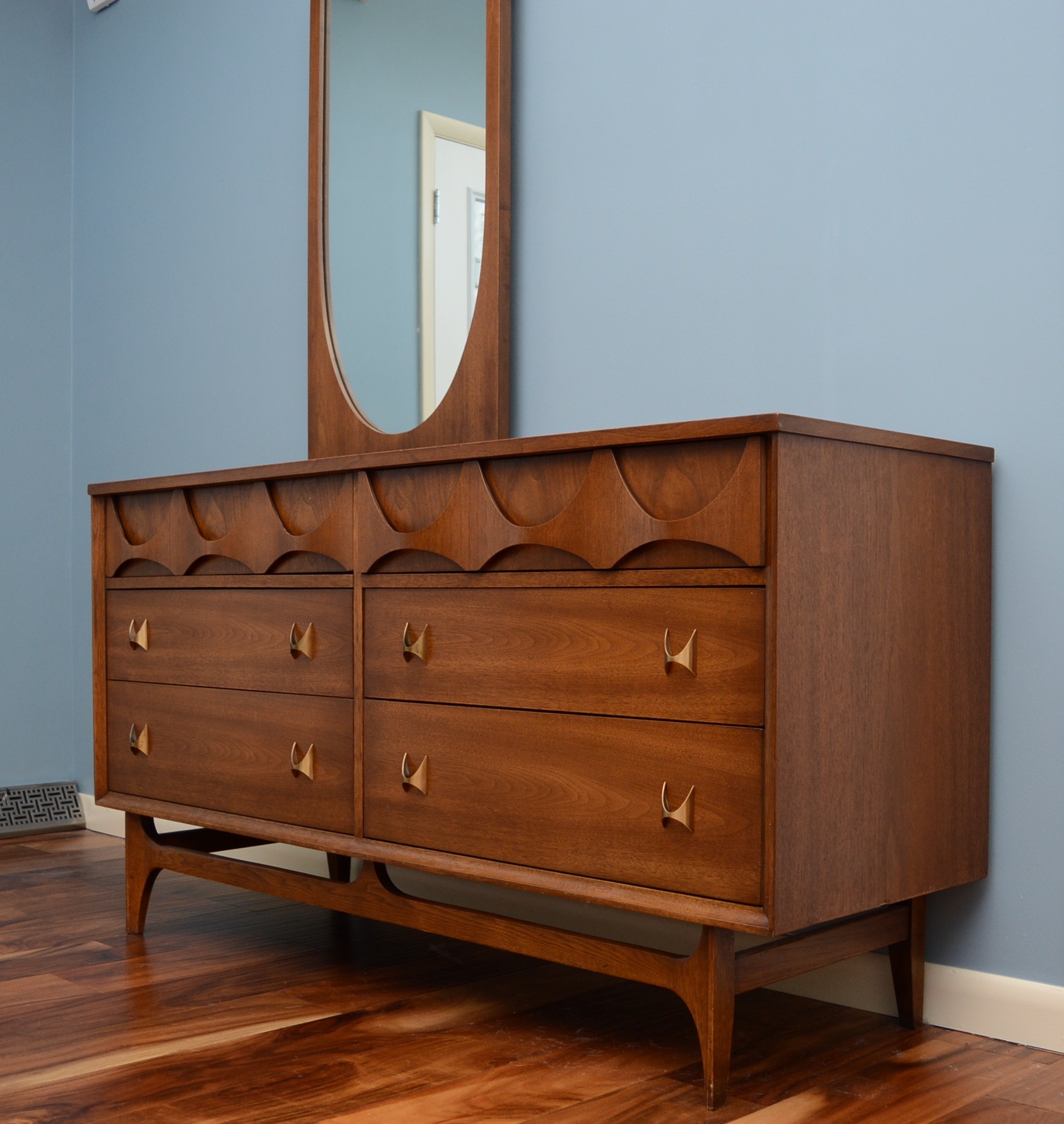 Broyhill Brasilia Dresser with Mirror EBTH
