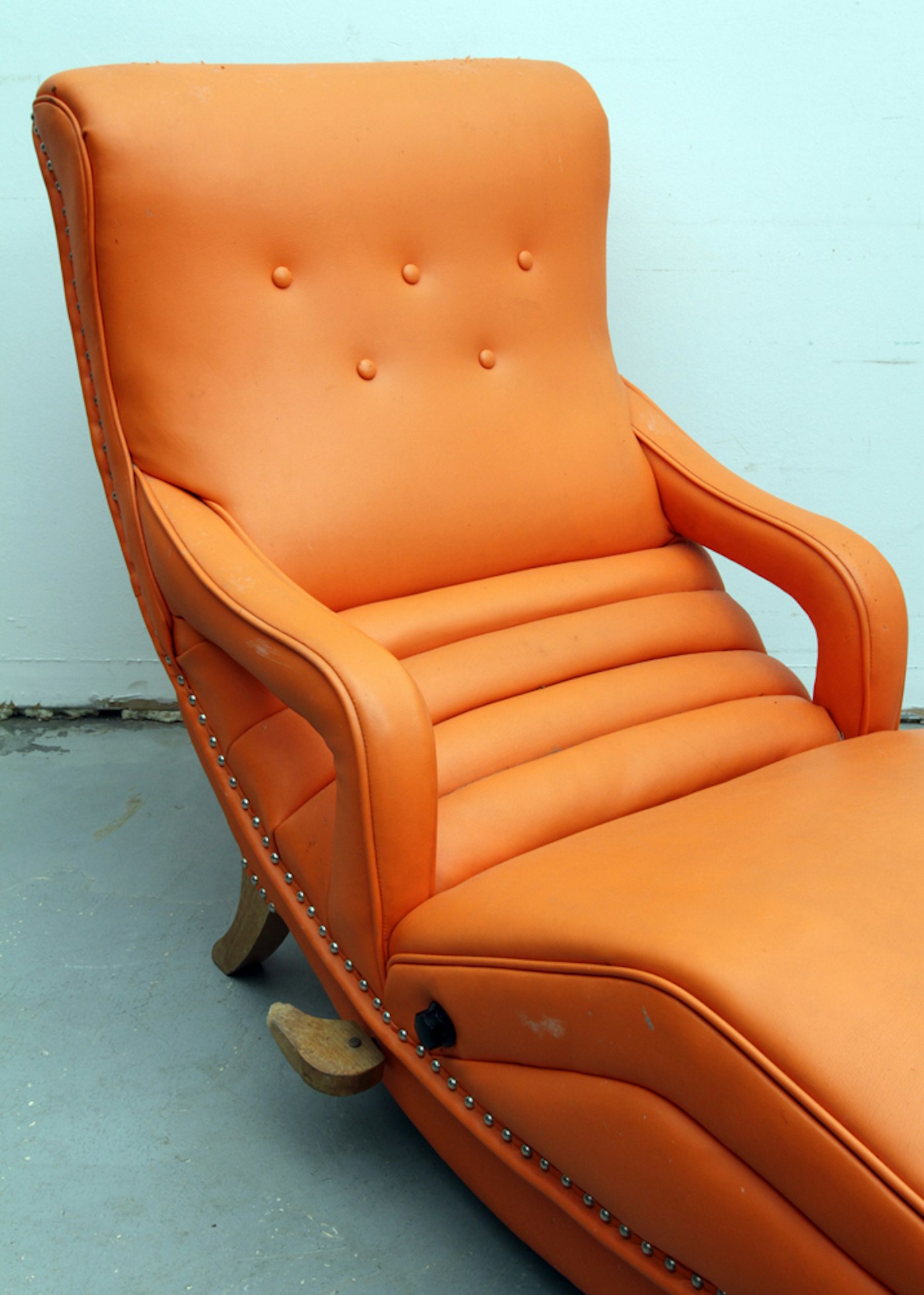 Mid Century Modern Massage Recliner by the Contour Chair Co. | EBTH