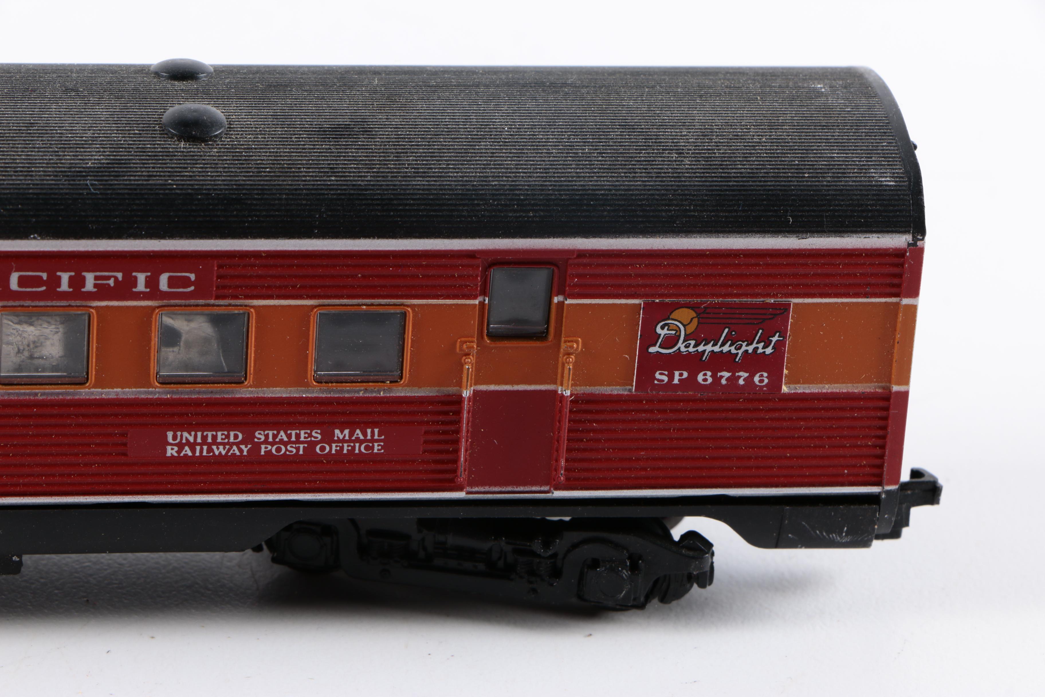 Lionel Southern Pacific "Daylight" Madison Passenger Cars EBTH