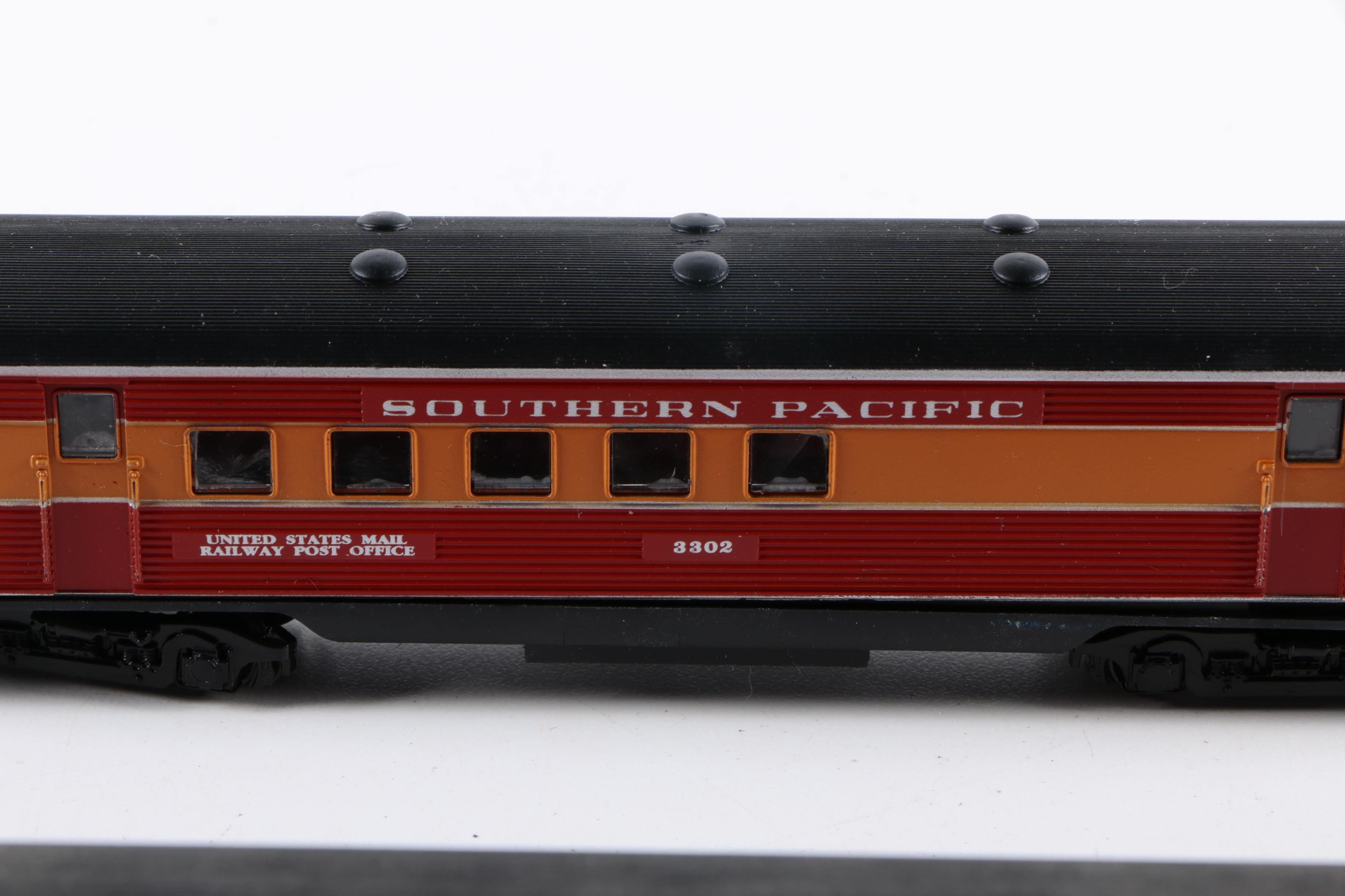 Lionel Southern Pacific "Daylight" Madison Passenger Cars EBTH