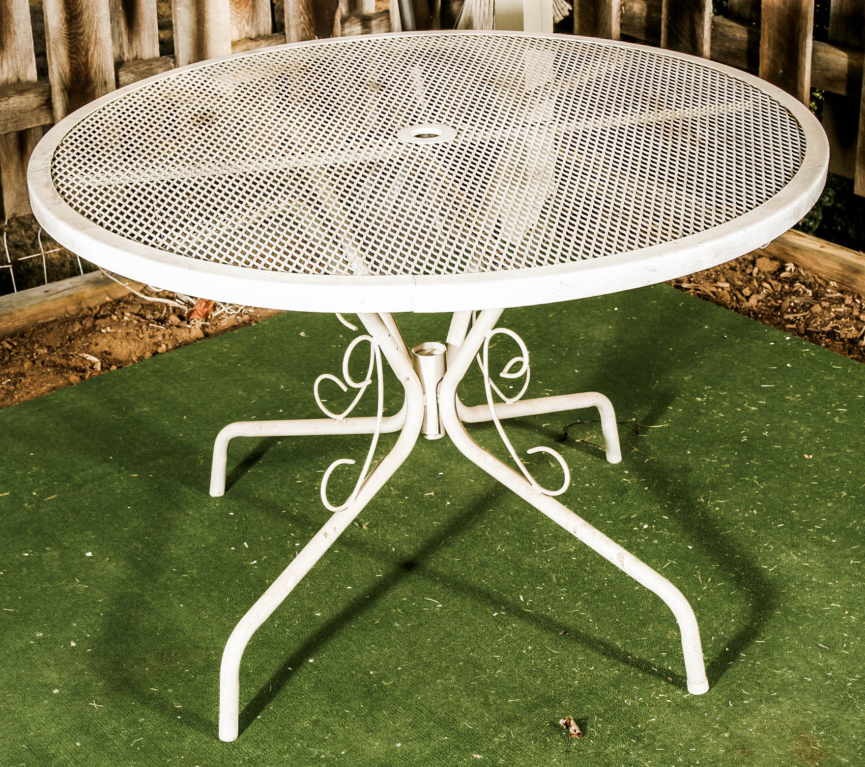 White Metal Patio Table with Four Chairs EBTH
