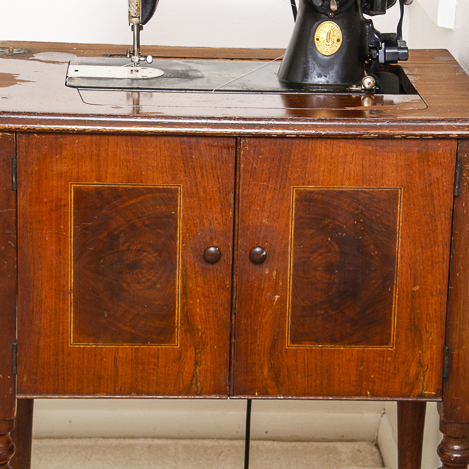 Vintage Singer Sewing Machine And Wood Cabinet | EBTH