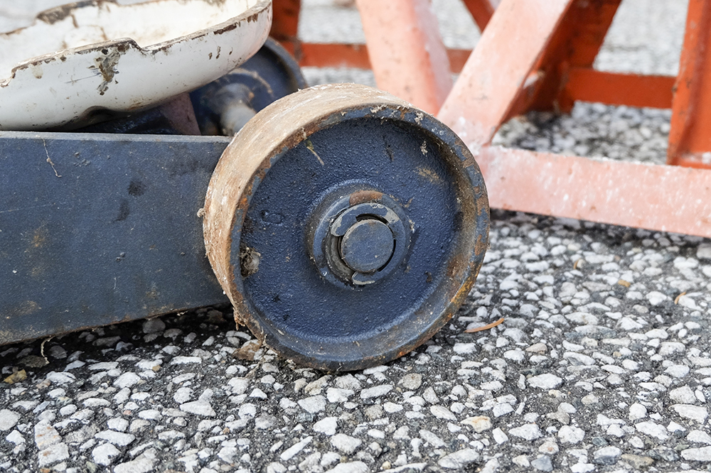 Sears 2Ton Hydraulic Floor Jack and 2 Jack Stands EBTH