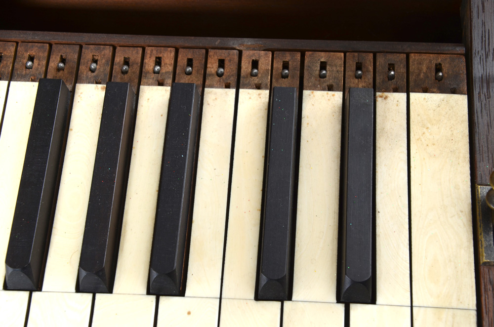 Antique B. Shoninger Melodeon Organ | EBTH