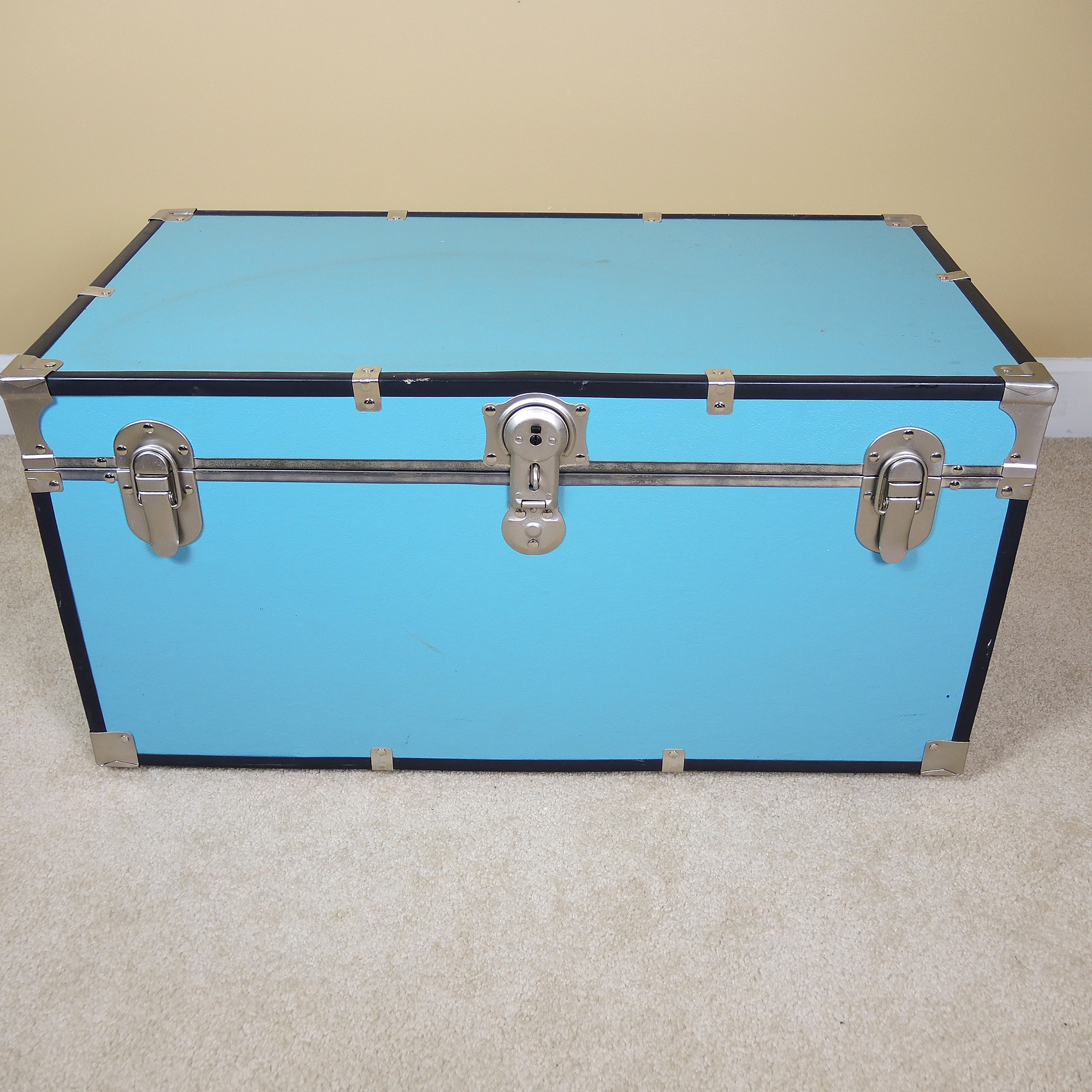 Foot Locker Trunks EBTH