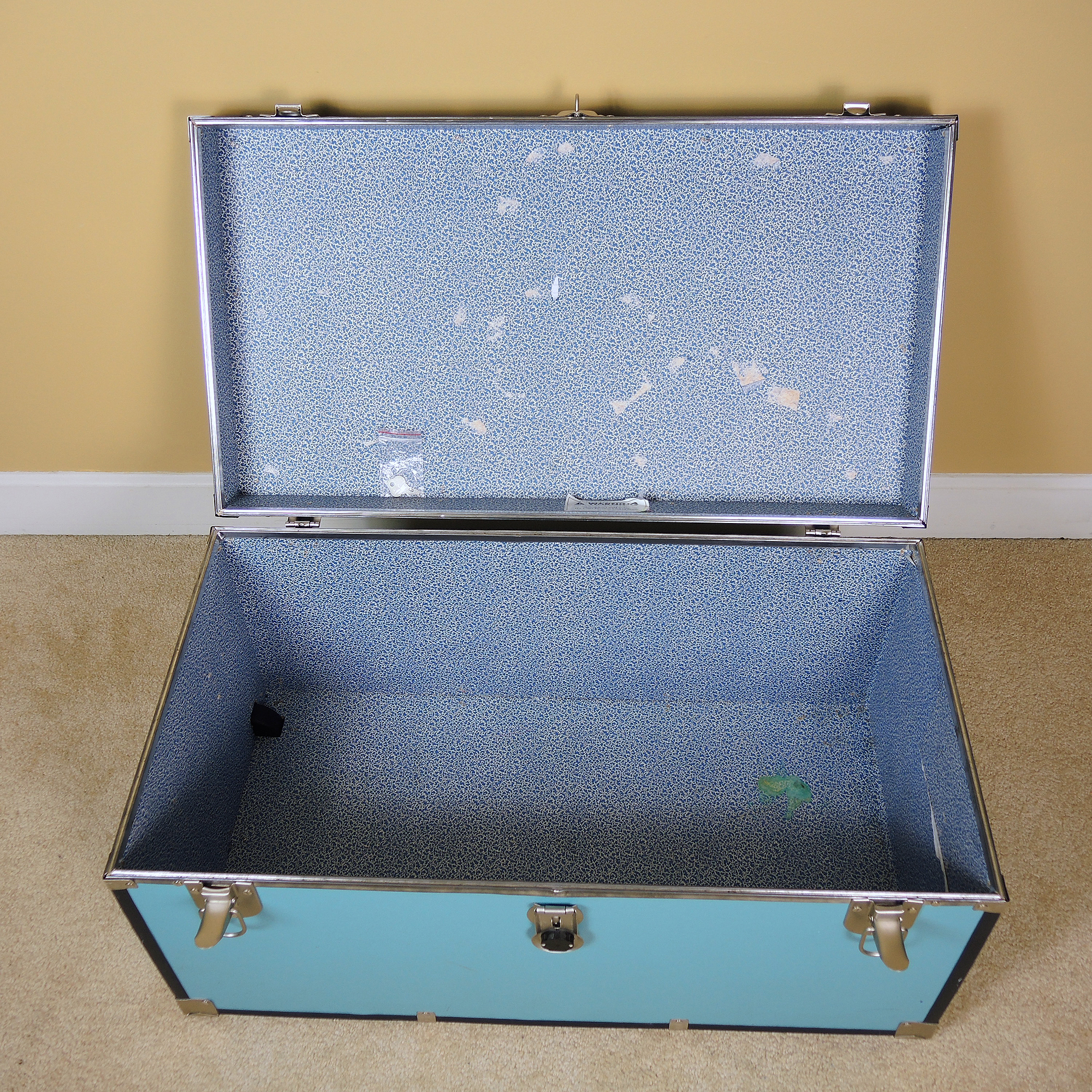 Foot Locker Trunks EBTH