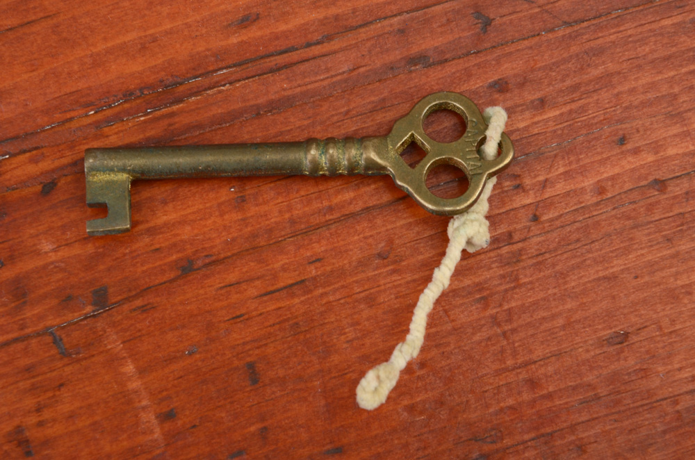 Antique Pine Dovetail Blanket Chest EBTH