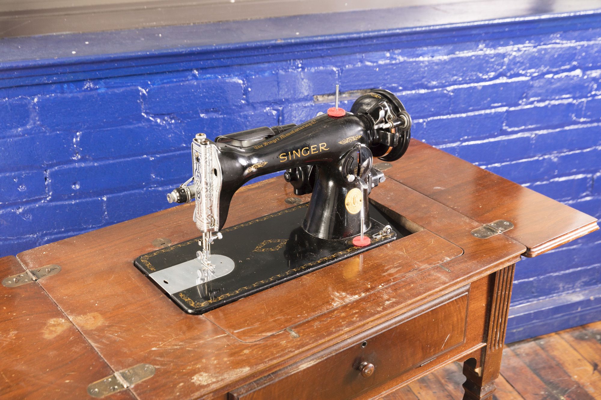 Vintage Singer Sewing Machine with Cabinet and Stool | EBTH