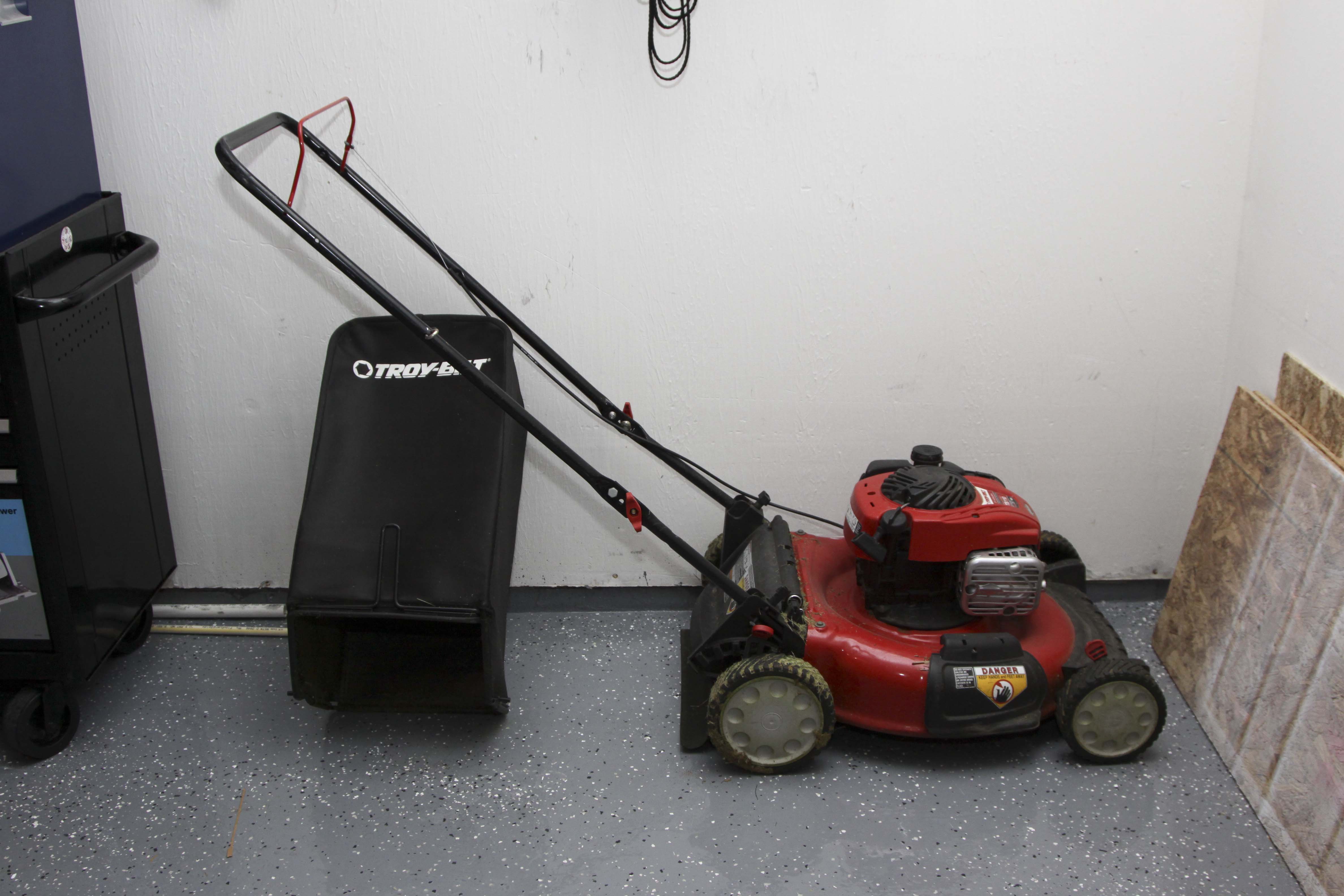 TROYBILT Push Lawn Mower with Leaf Catcher Bag EBTH