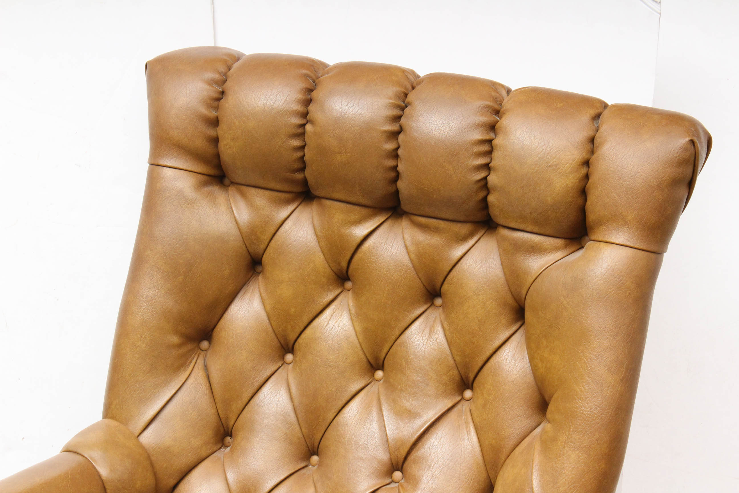 Vintage Sleepy Hollow Chair with Ottoman by Mall City Furniture EBTH