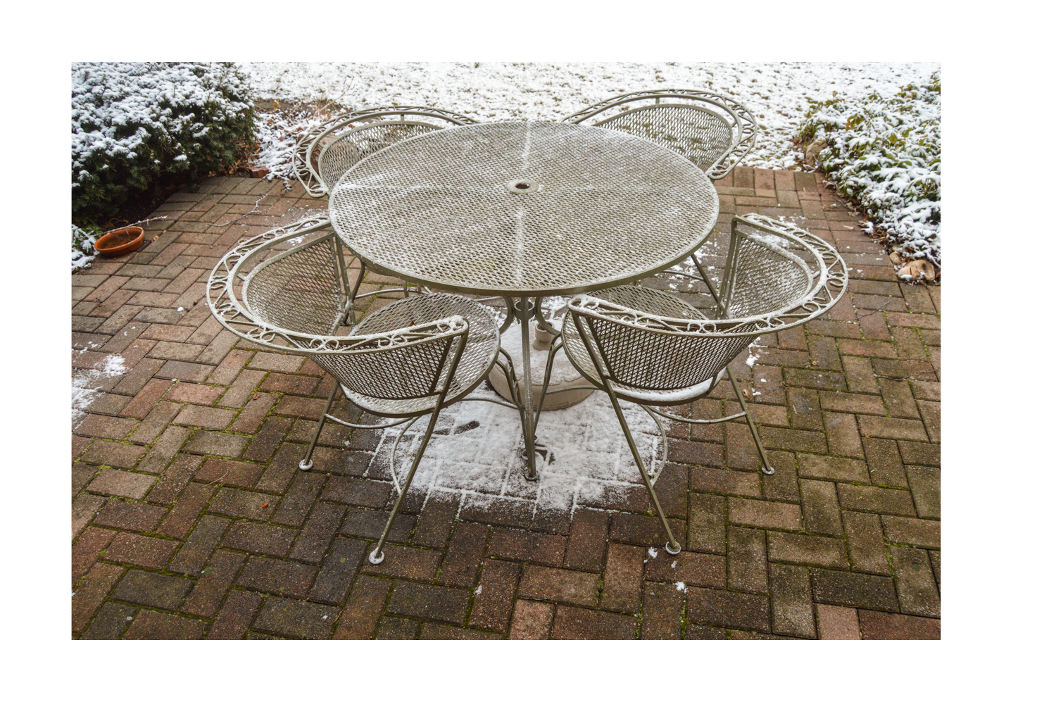 Vintage Mid Century Modern Metal Patio Set With Umbrella Ebth