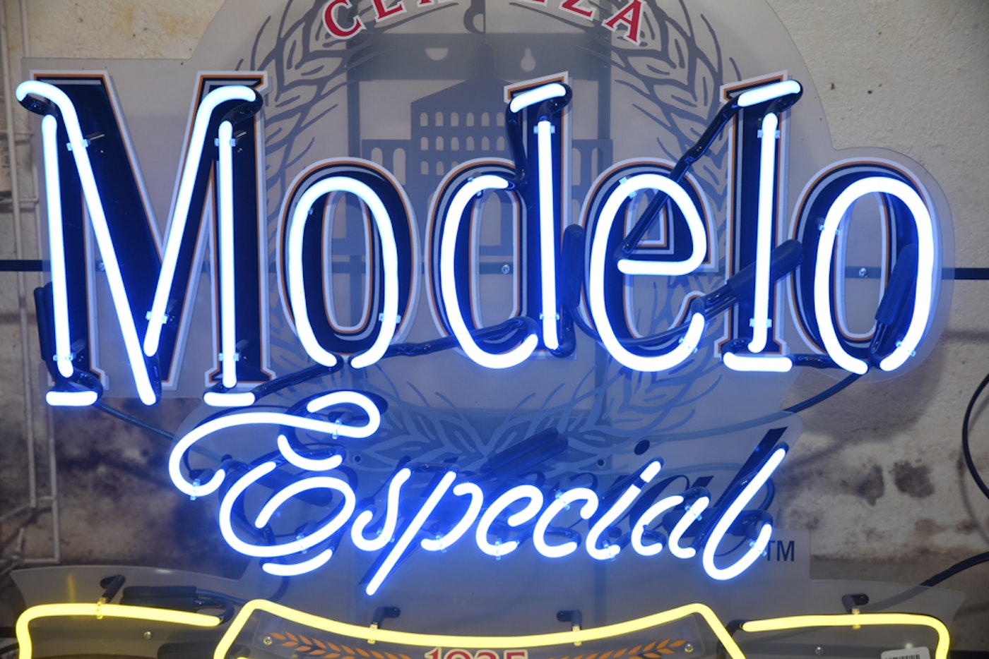 Cerveza Modelo Especial Neon Sign | EBTH