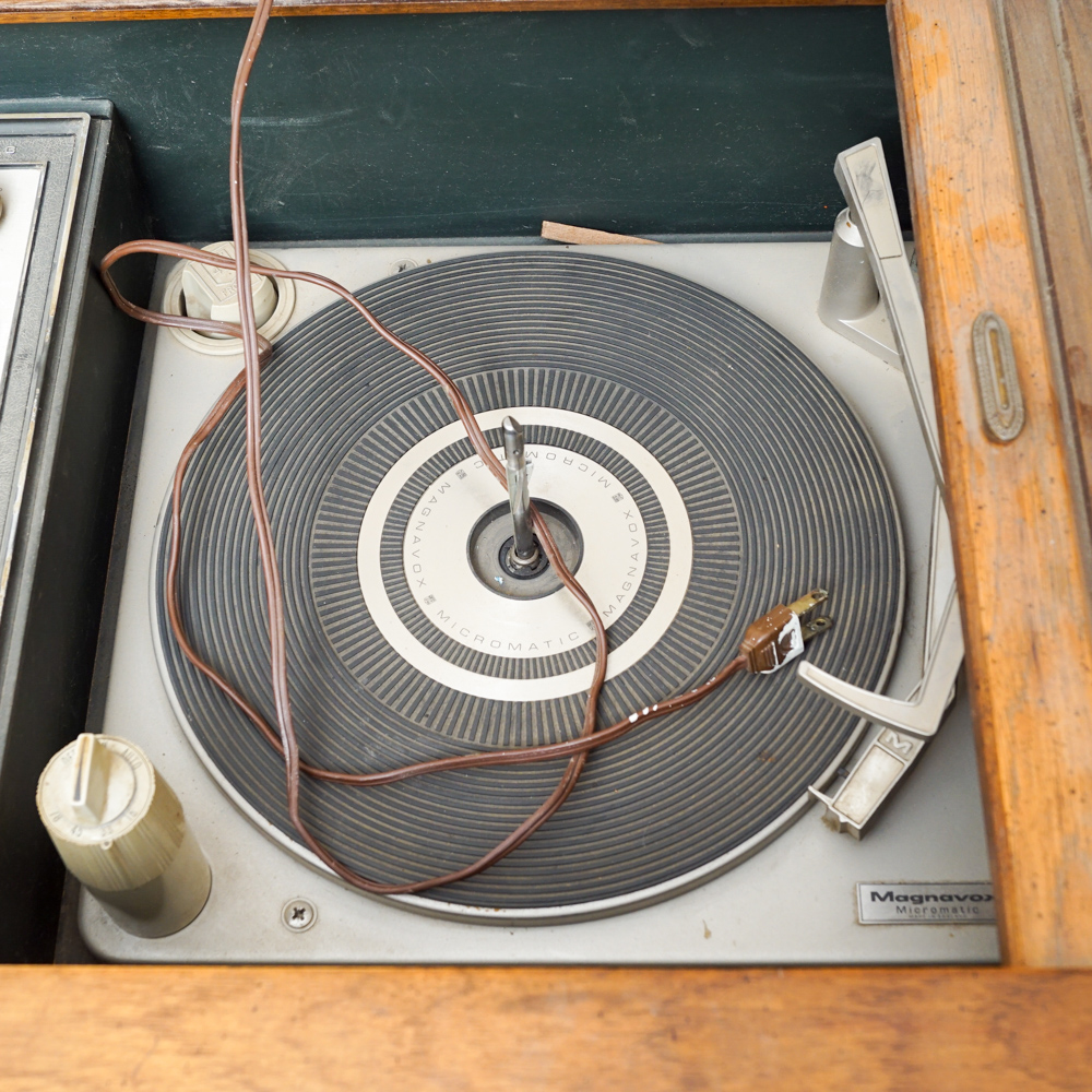 Vintage 1960s Magnavox Astro-Sonic "Flamenco" Record Player Console | EBTH