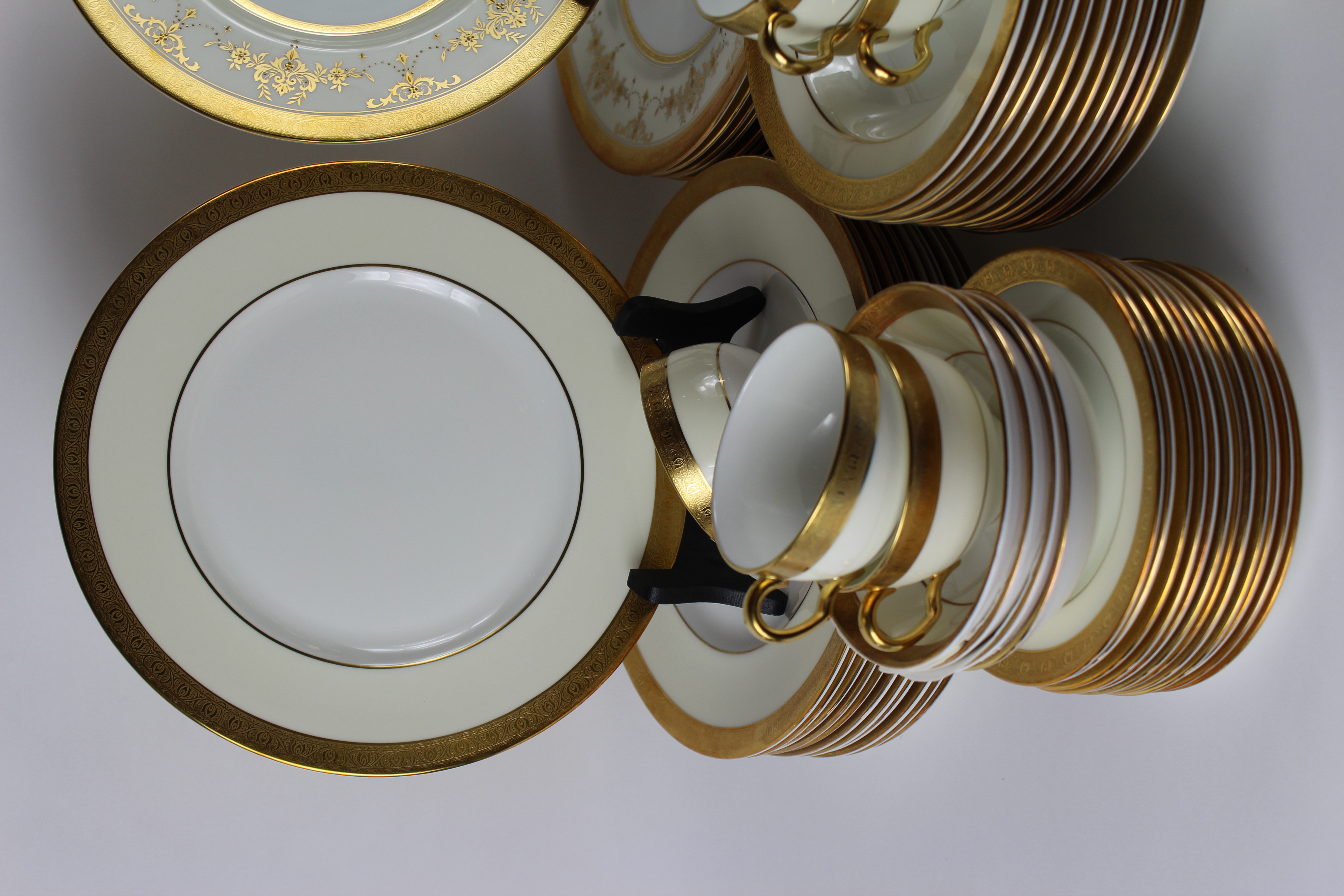 Minton Fine Bone China Dinnerware Plus Serving Pieces including
