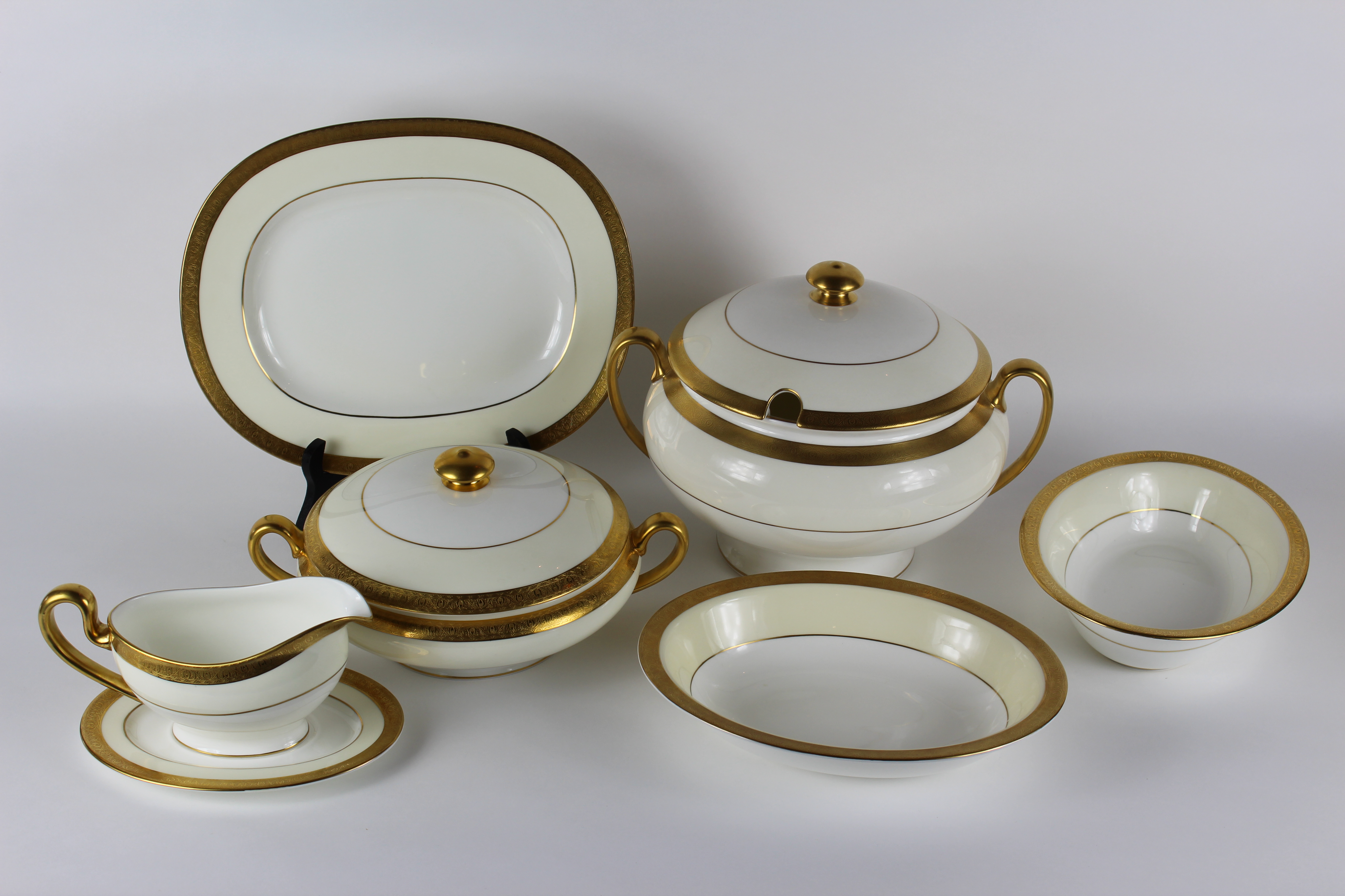 Minton Fine Bone China Dinnerware Plus Serving Pieces including