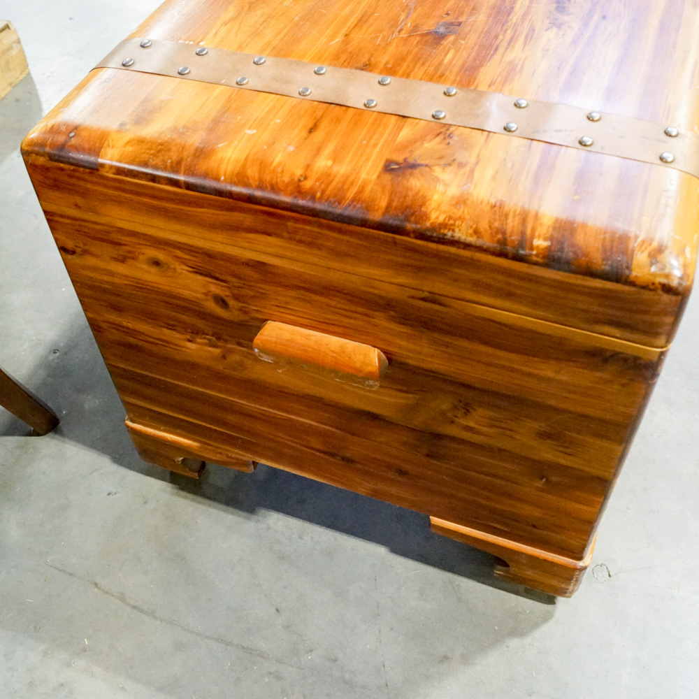 Vintage Cedar Chest by Roos EBTH