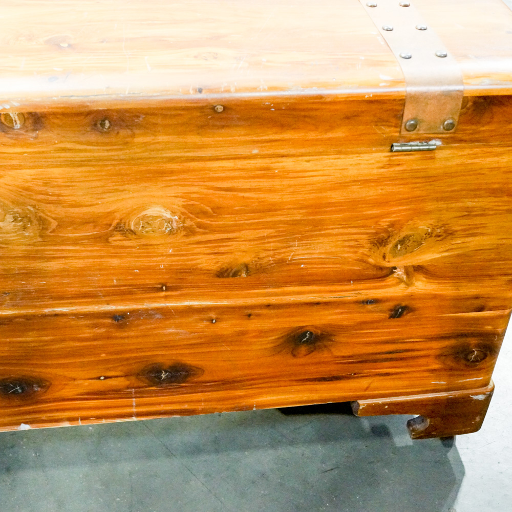 Vintage Cedar Chest by Roos EBTH