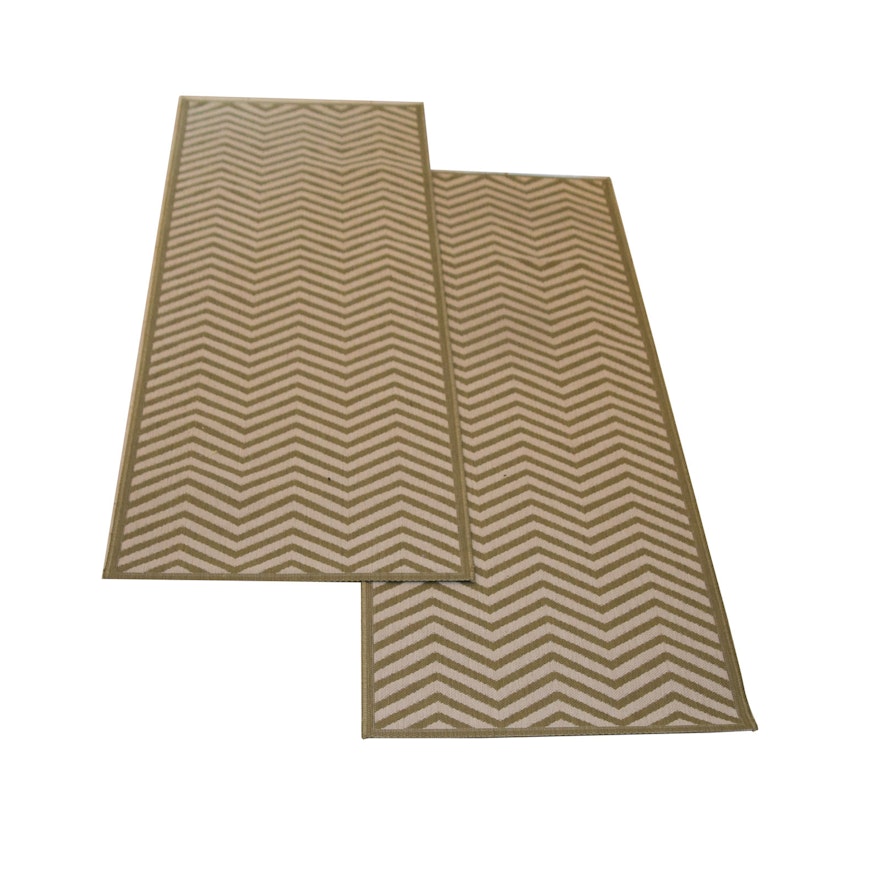 Ballard Designs Chevron Stripes Indoor/Outdoor Runner Rug : EBTH Ballard Designs Chevron Stripes Indoor/Outdoor Runner Rug : EBTH