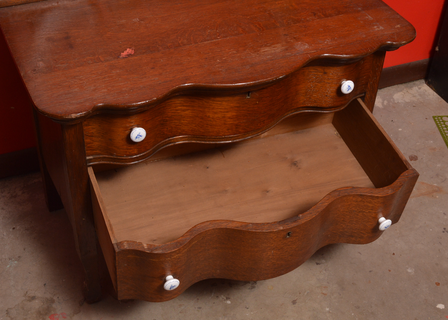 Antique Oak Dresser with MIrror Supports | EBTH