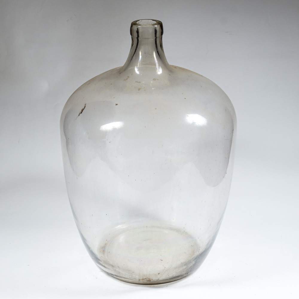 glass wine jug        
        <figure class=