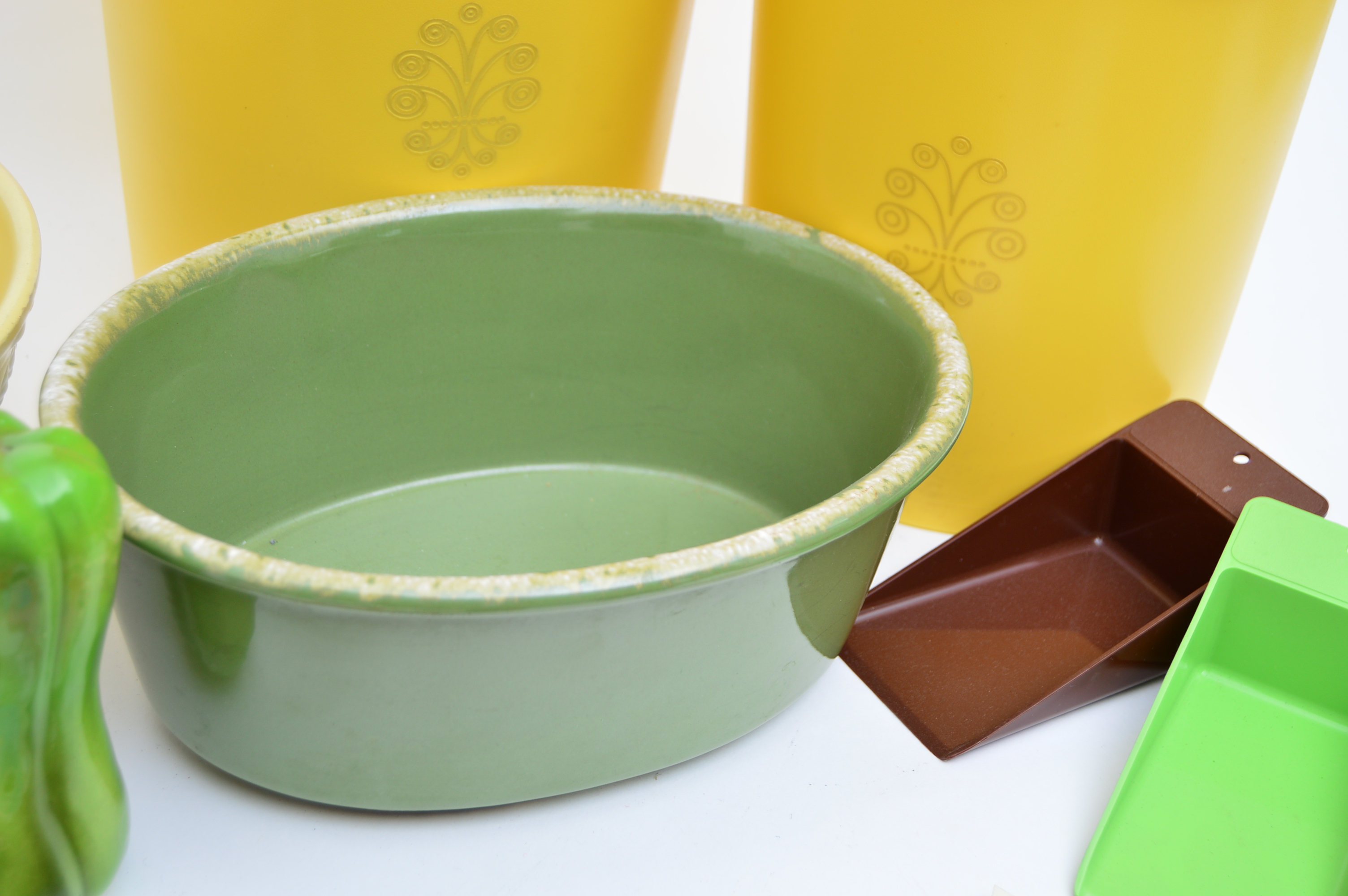 Mid Century Kitchenware including Hull EBTH